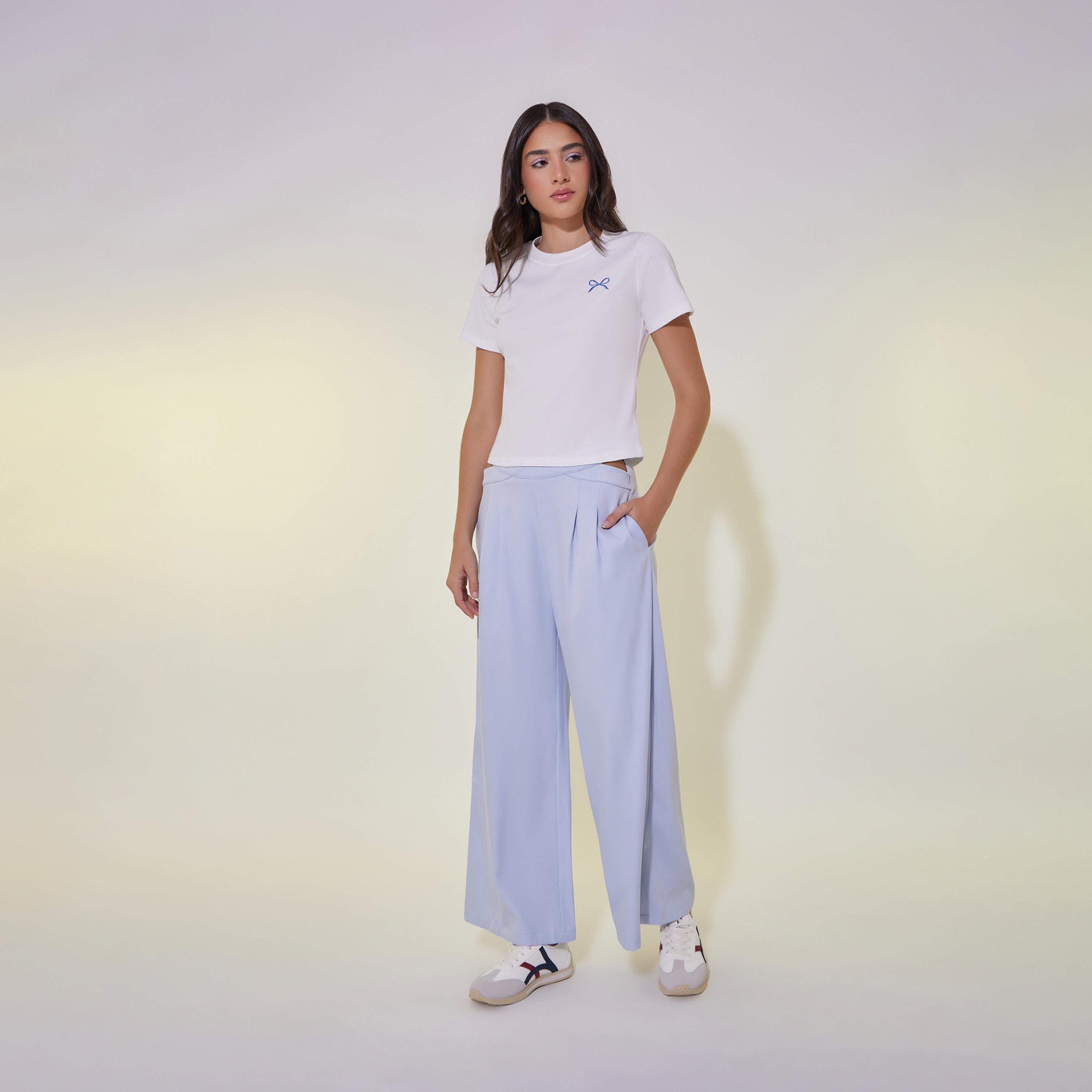 تيشيرت بقصة عادية وتفاصيل فيونكة مُطرزة-women-clothing-tshirts-image-2