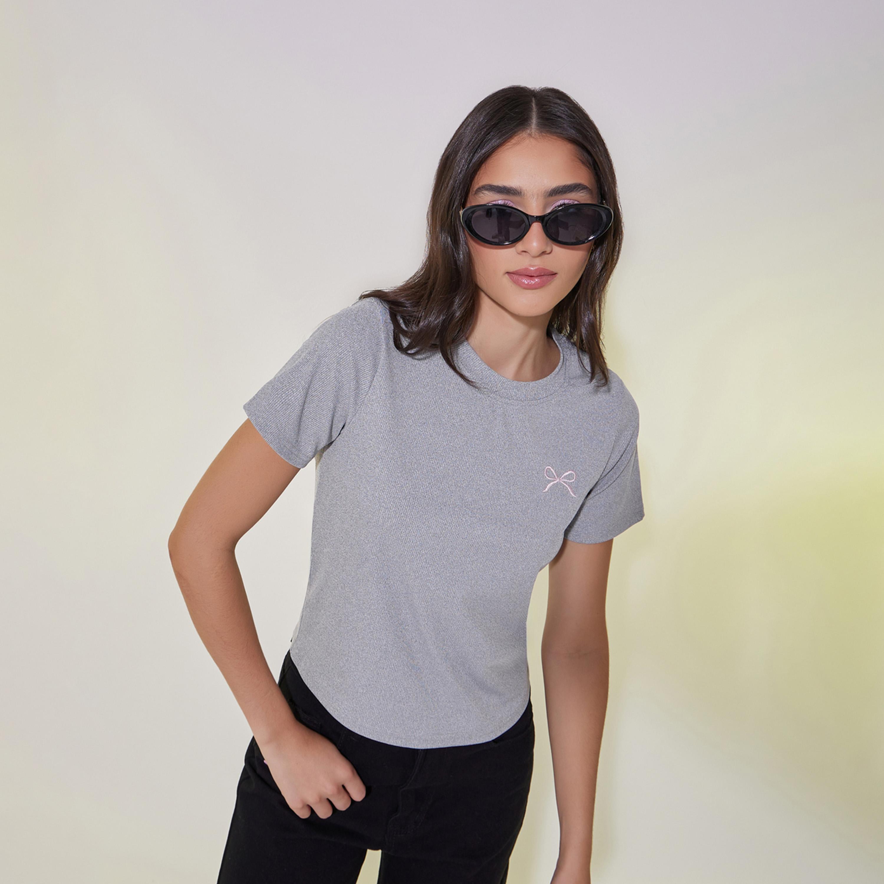 تيشيرت بقصة عادية وتفاصيل فيونكة مُطرزة-women-clothing-tshirts-image-1