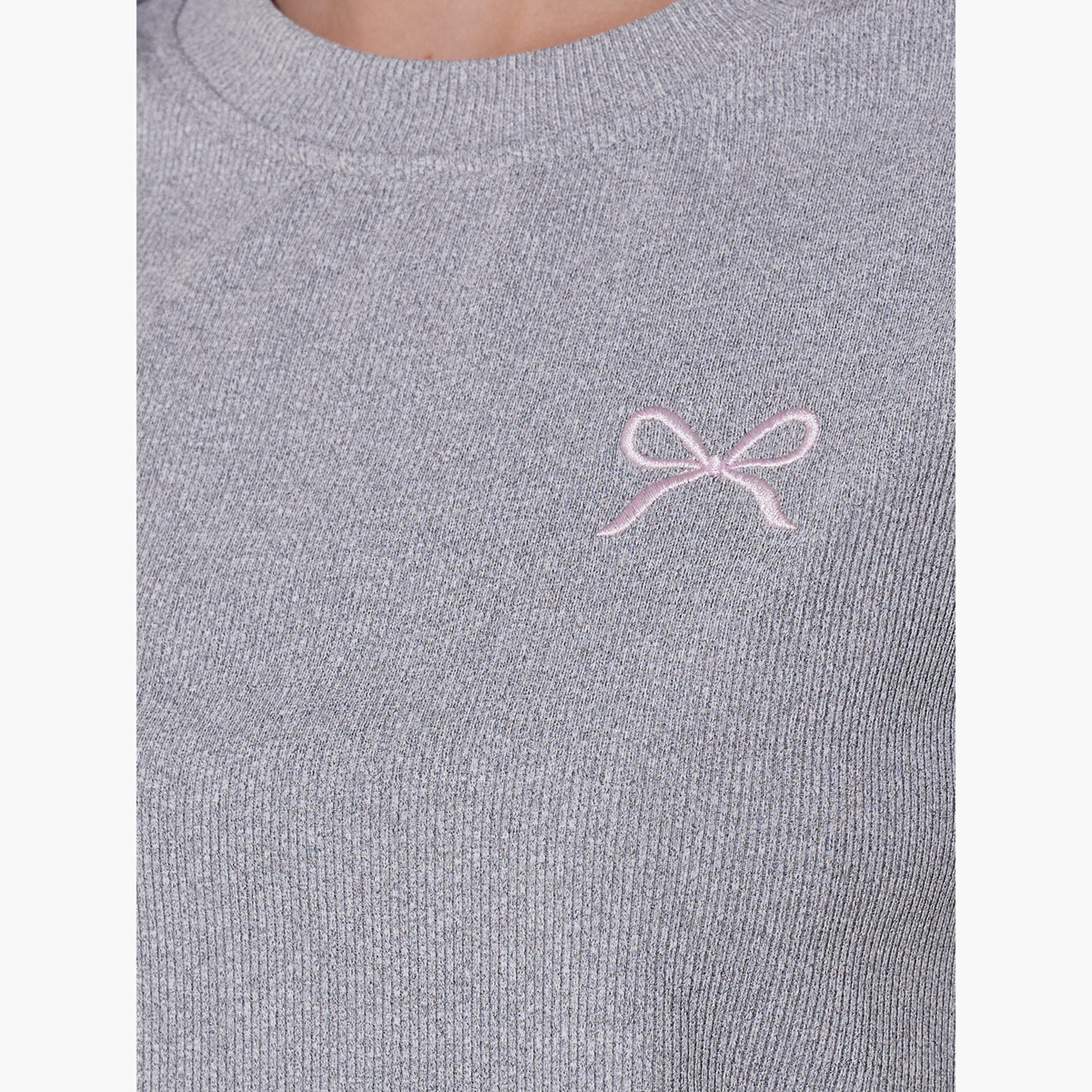 تيشيرت بقصة عادية وتفاصيل فيونكة مُطرزة-women-clothing-tshirts-image-4