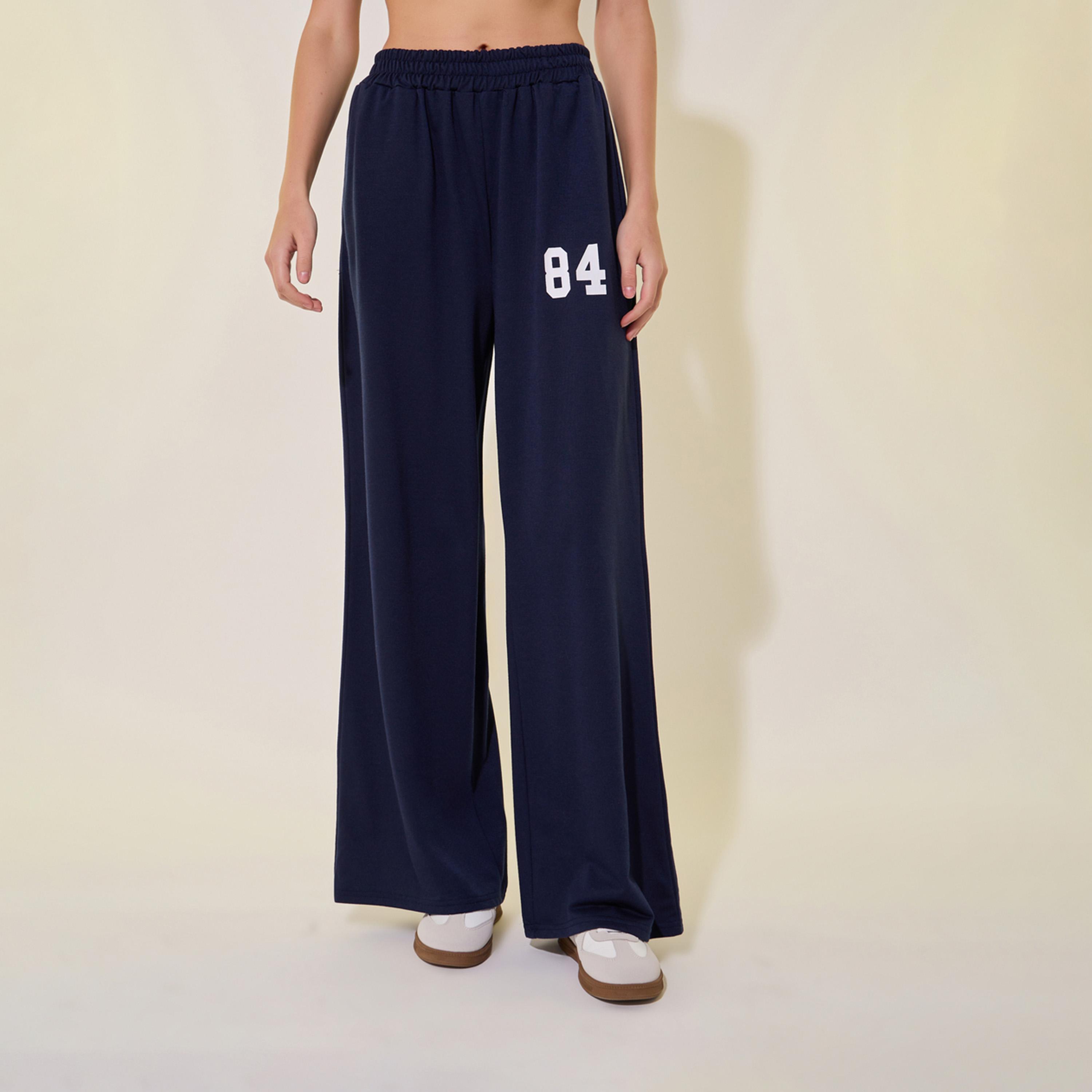 بنطال بخصر متوسط وطبعة جرافيك مع قصة أرجل واسعة-women-clothing-bottoms-trousers-image-2