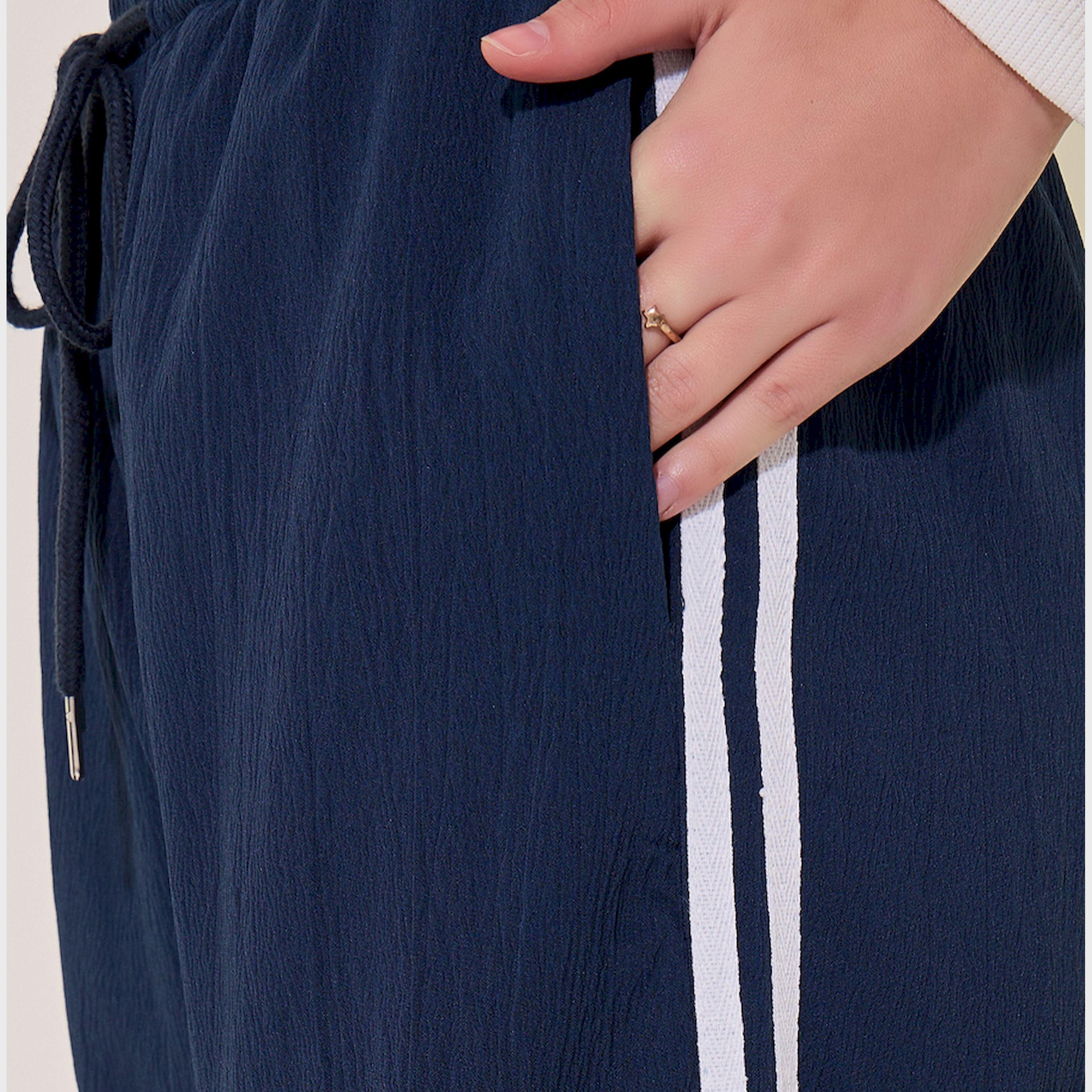 بنطال مخطط بخصر متوسط وأرجل واسعة مع أربطة-women-clothing-bottoms-trousers-image-4