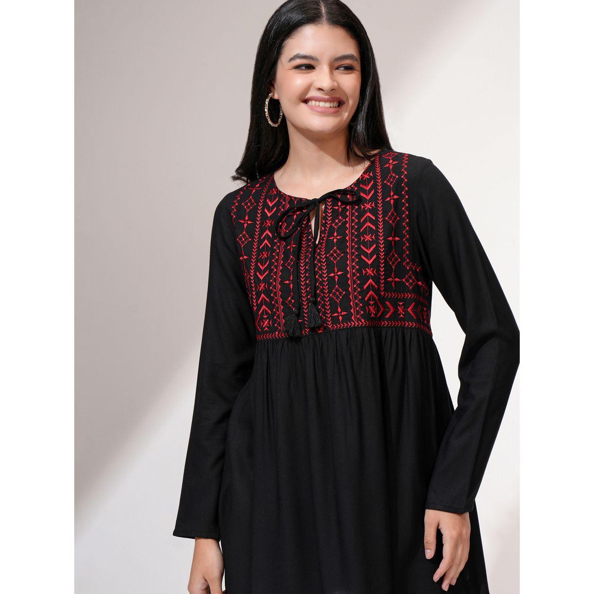 بلوزة بتفاصيل مُطرزة وياقة بأربطة فيشود × ستايلي-women-clothing-shirtsandblouses-blouses-image-1