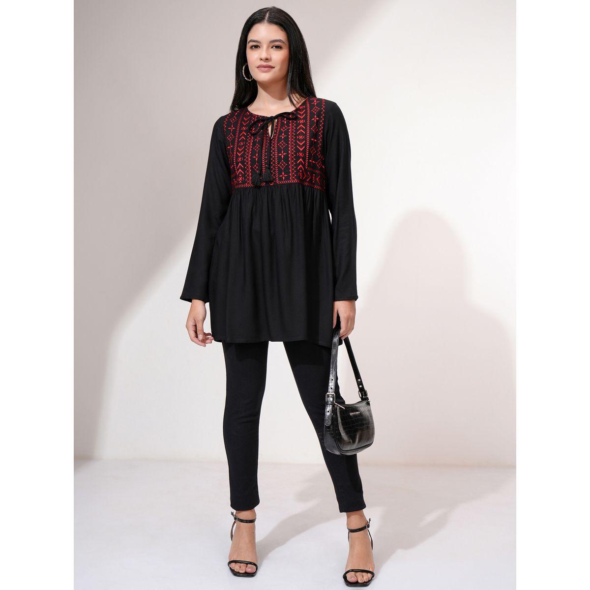 بلوزة بتفاصيل مُطرزة وياقة بأربطة فيشود × ستايلي-women-clothing-shirtsandblouses-blouses-image-2