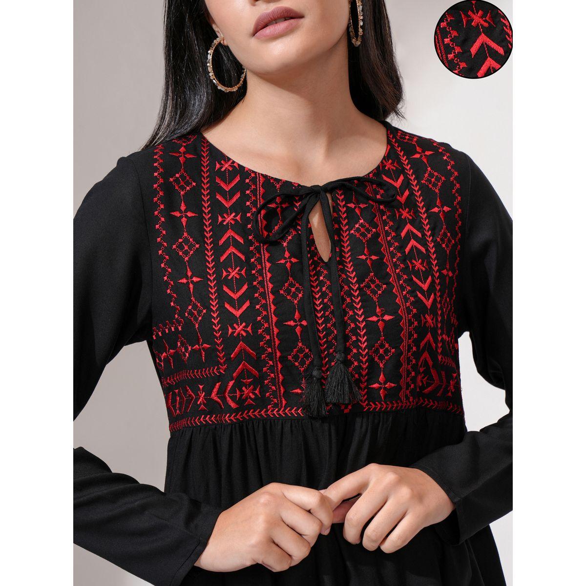 بلوزة بتفاصيل مُطرزة وياقة بأربطة فيشود × ستايلي-women-clothing-shirtsandblouses-blouses-image-5