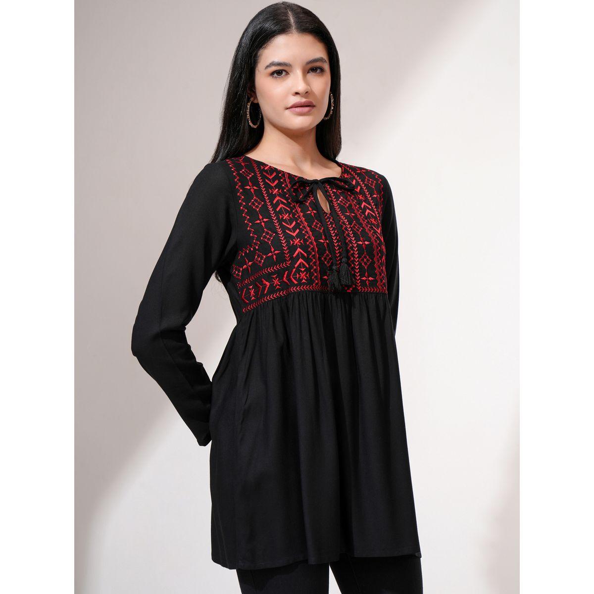 بلوزة بتفاصيل مُطرزة وياقة بأربطة فيشود × ستايلي-women-clothing-shirtsandblouses-blouses-image-6