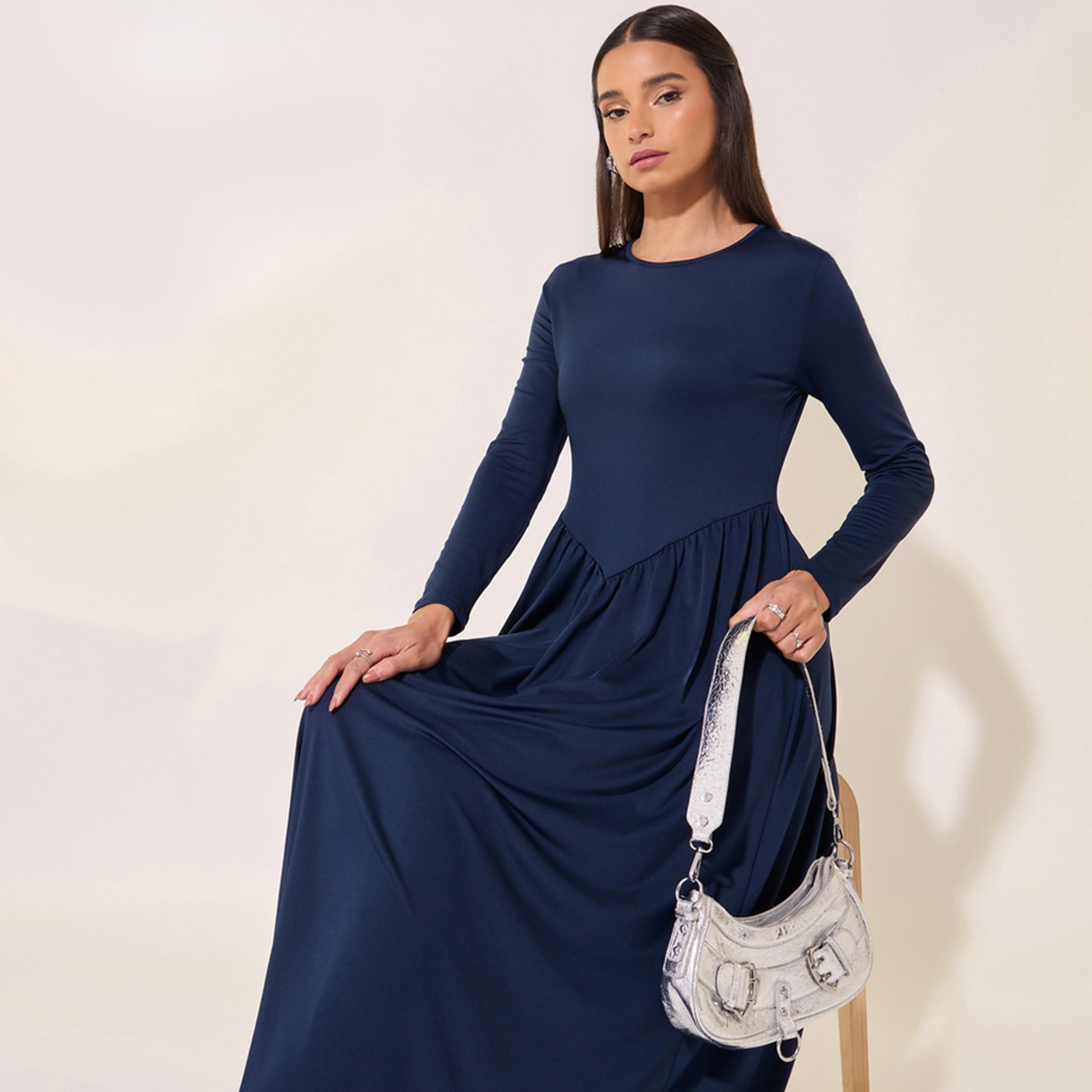 فستان طويل سادة بتفاصيل كسرات وياقة دائرية-women-clothing-dresses-image-6