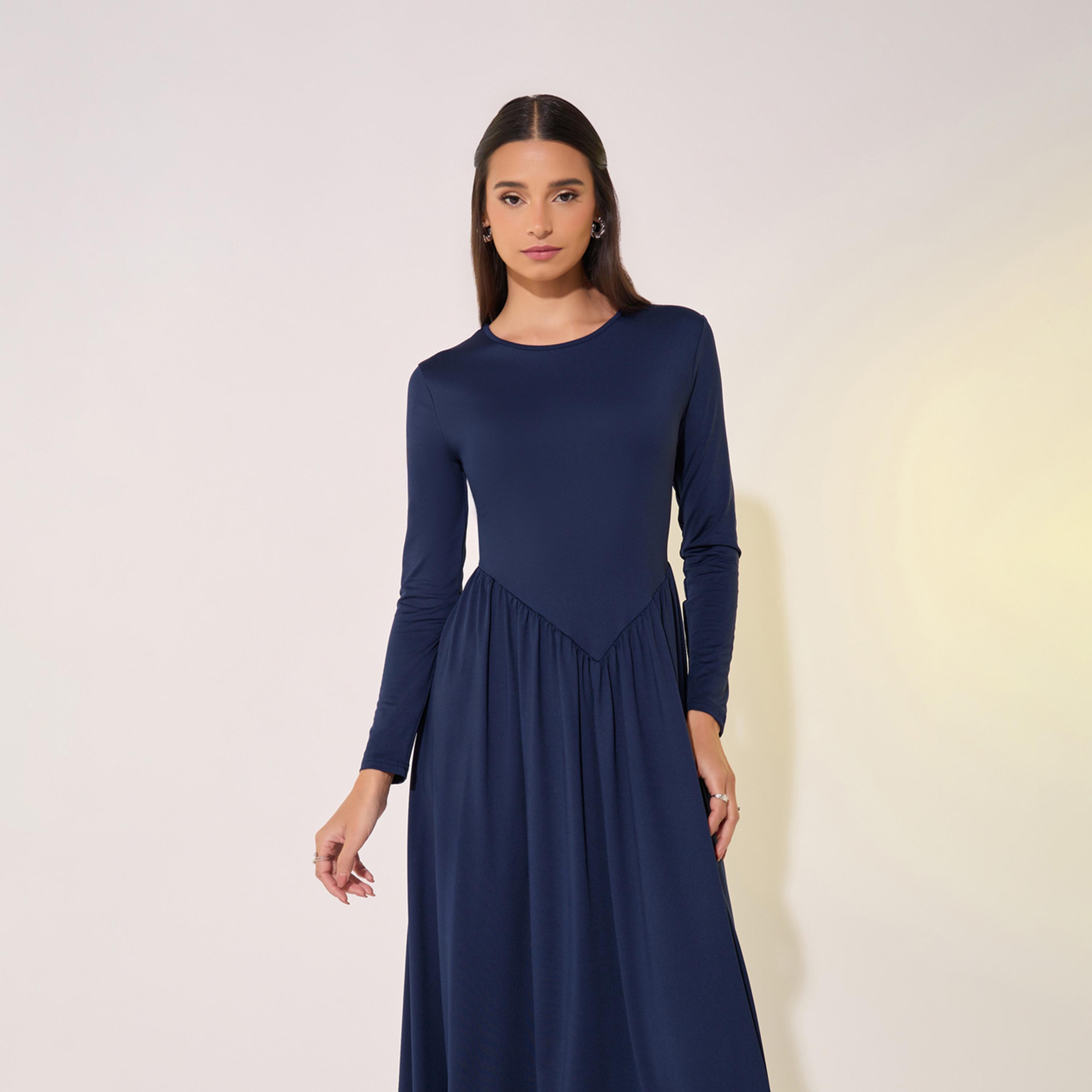 فستان طويل سادة بتفاصيل كسرات وياقة دائرية-women-clothing-dresses-image-4
