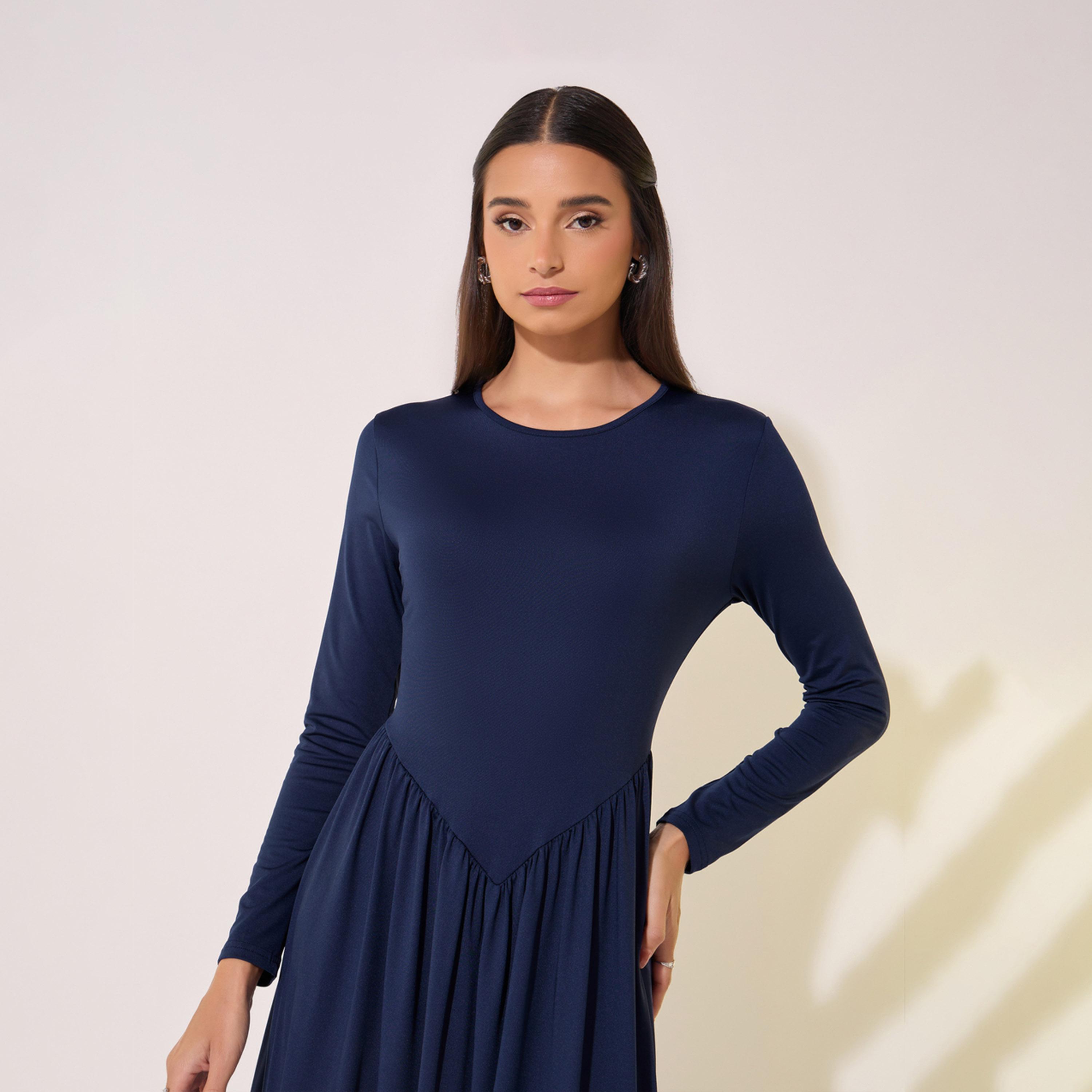 فستان طويل سادة بتفاصيل كسرات وياقة دائرية-women-clothing-dresses-image-3
