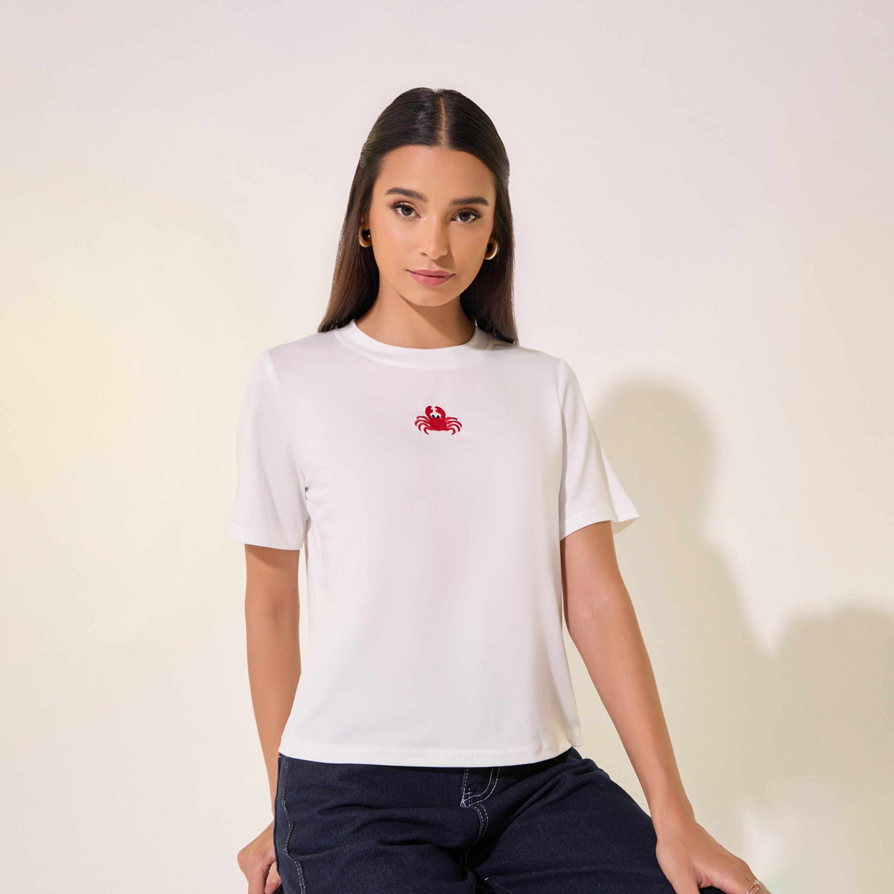 تيشيرت بتفاصيل مُطرزة وياقة دائرية-women-clothing-tshirts-image-1