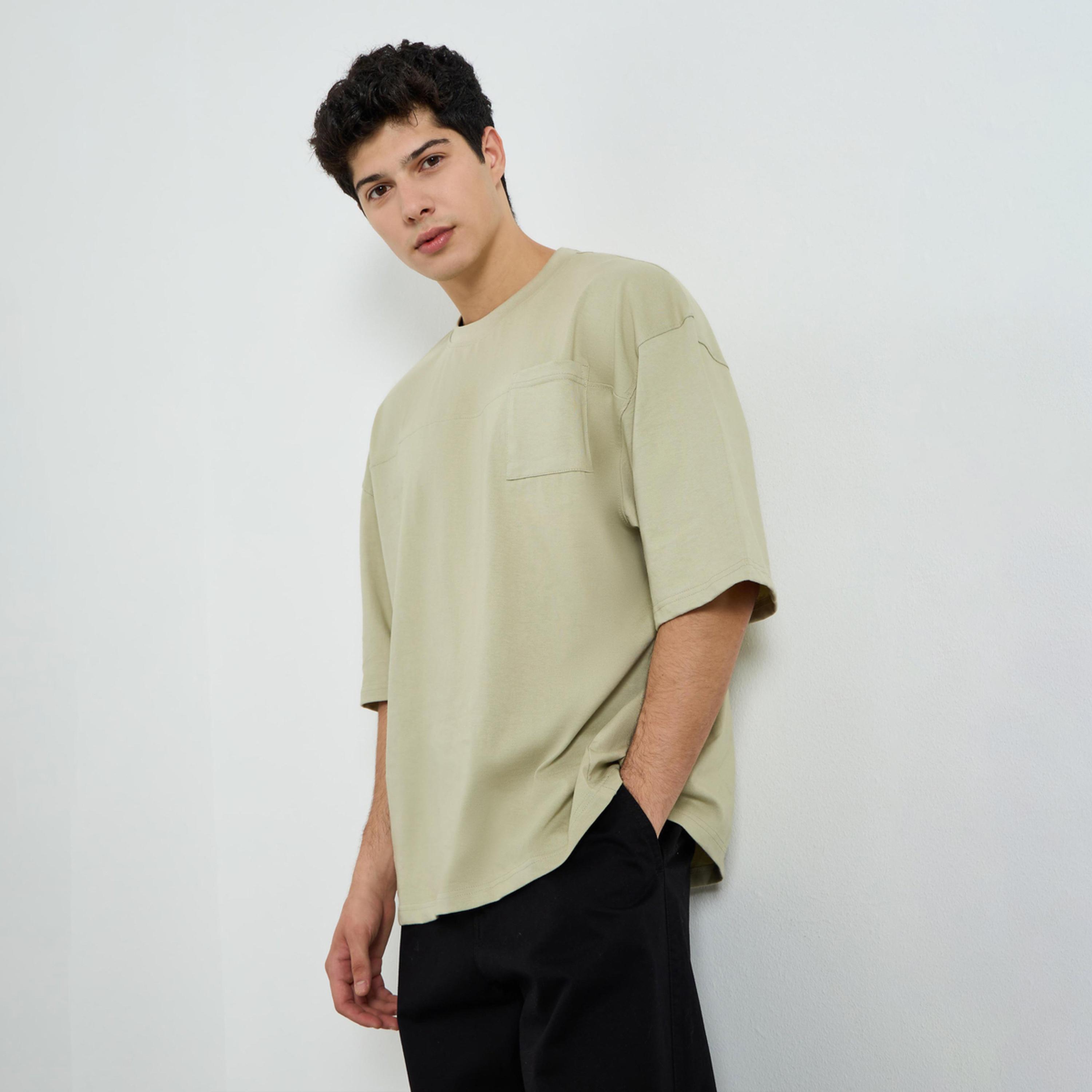 تيشيرت بياقة دائرية وقصة بوكسي مع جيب للرجال-men-clothing-tshirtsandpolos-tshirts-image-1