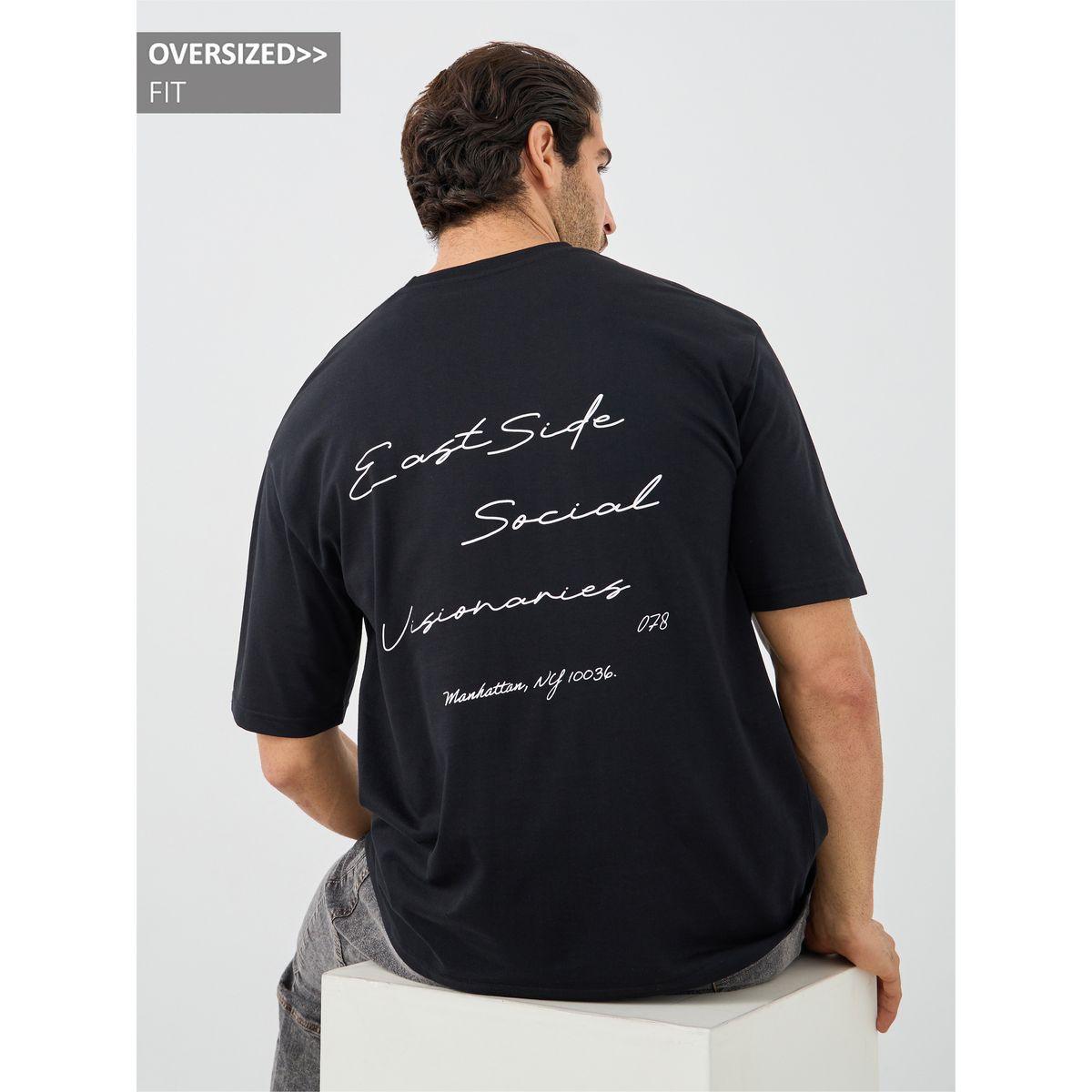 تيشيرت فضفاض بياقة ضيقة وطبعة كتابة-men-clothing-tshirtsandpolos-tshirts-image-1
