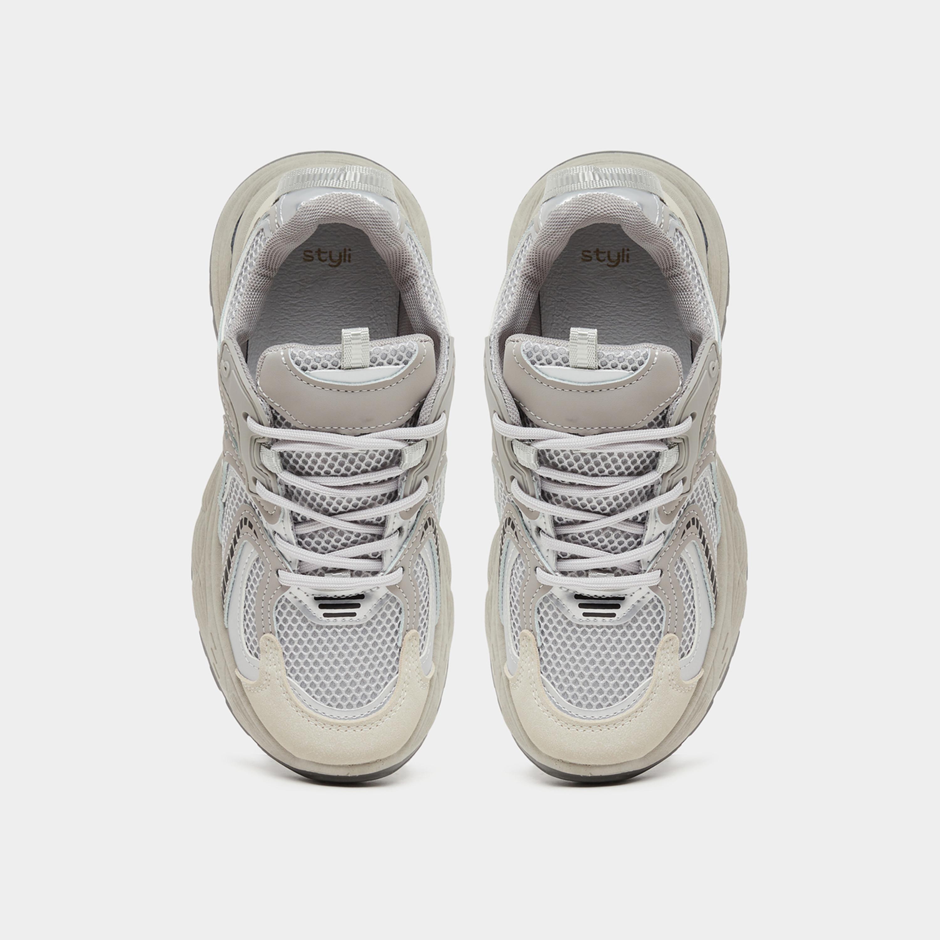 ستايلي - حذاء رياضي ذو نعل سميك بلمعة معدنية ورباط-women-shoes-sneakers-image-5