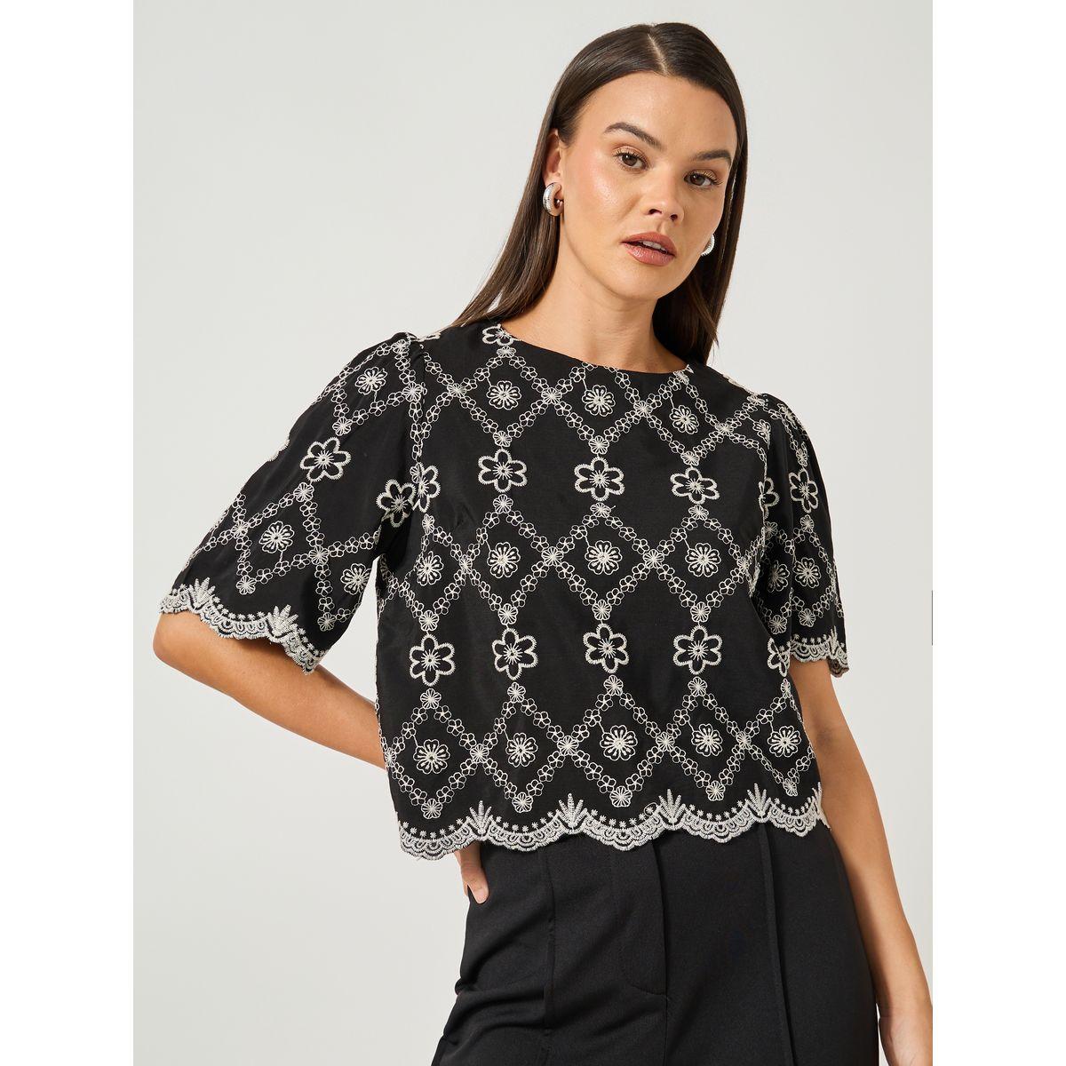 بلوزة بوكسي بتفاصيل مُطرّزة وياقة بنمط قارب-women-clothing-shirtsandblouses-blouses-image-1