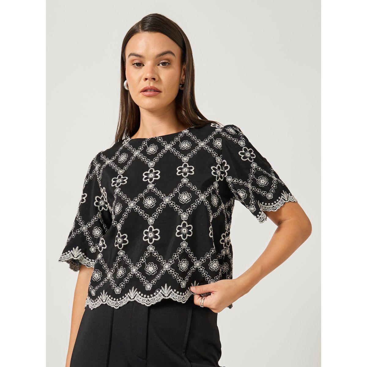 بلوزة بوكسي بتفاصيل مُطرّزة وياقة بنمط قارب-women-clothing-shirtsandblouses-blouses-image-3