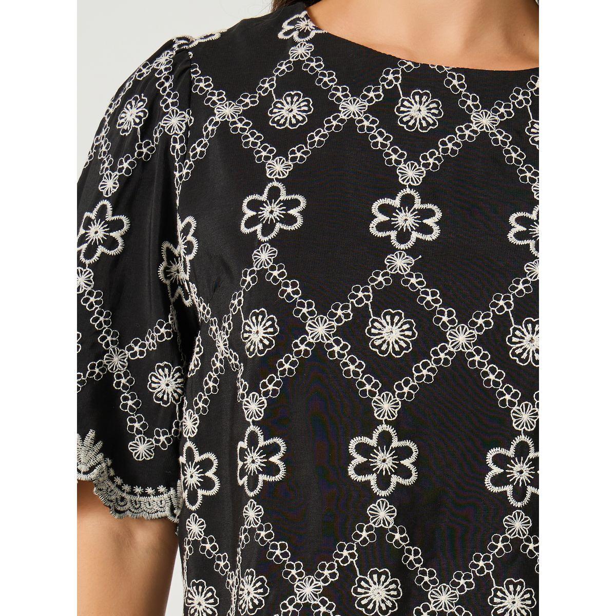 بلوزة بوكسي بتفاصيل مُطرّزة وياقة بنمط قارب-women-clothing-shirtsandblouses-blouses-image-4