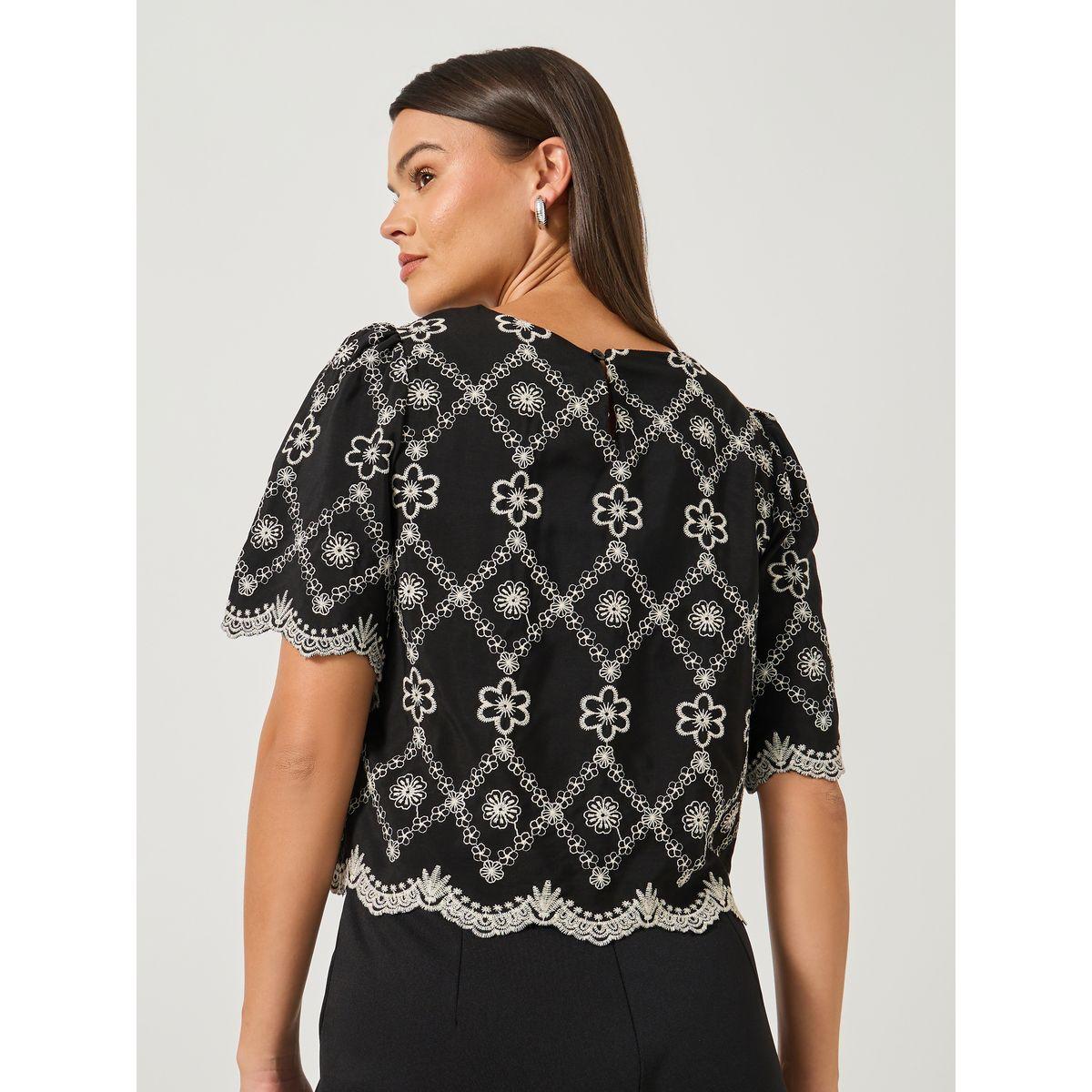 بلوزة بوكسي بتفاصيل مُطرّزة وياقة بنمط قارب-women-clothing-shirtsandblouses-blouses-image-5
