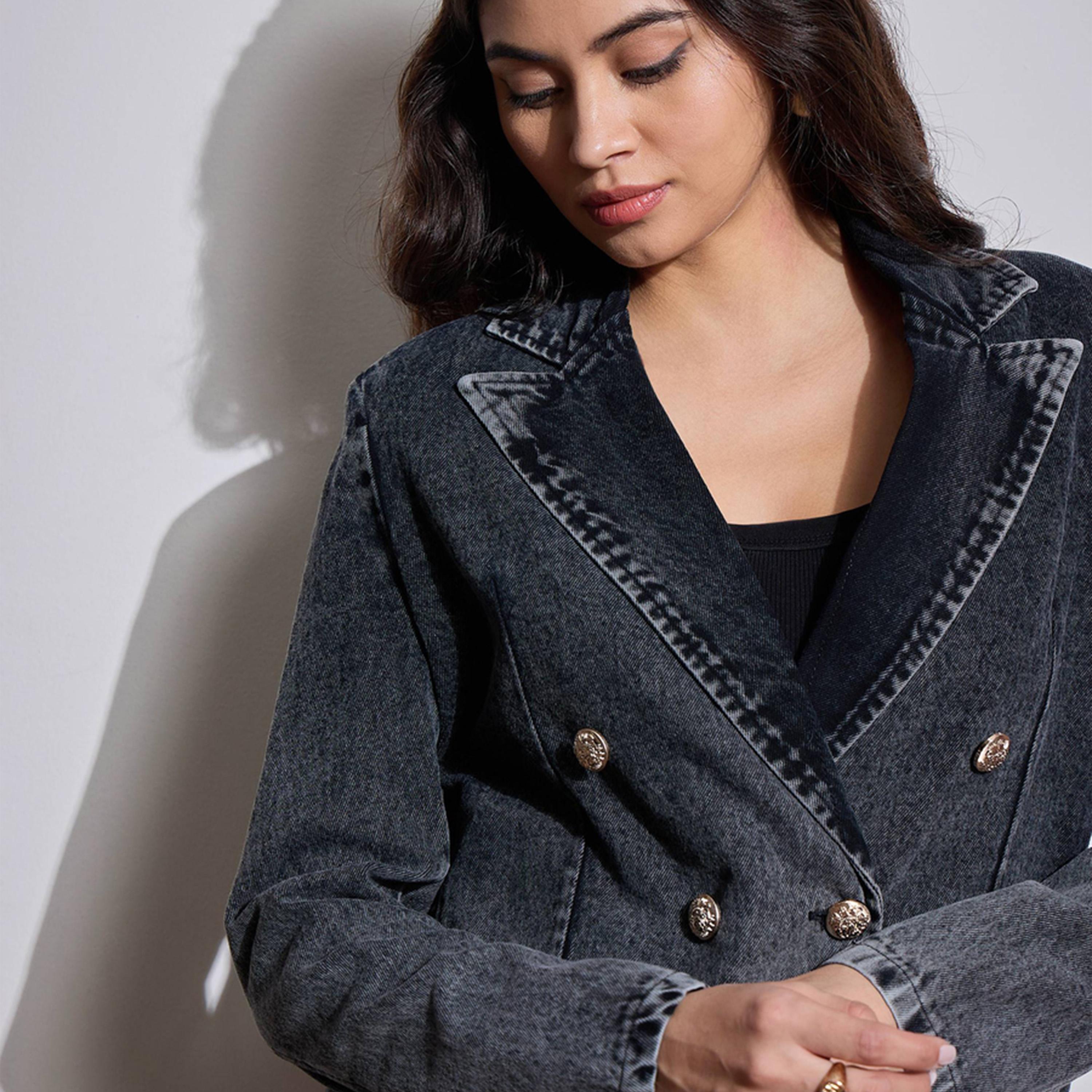 ساسافراس × ستايلي - سترة بليزر قصيرة من قماش الدنيم مع أزرار أمامية - أسود-women-clothing-coatsandjackets-blazers-image-3