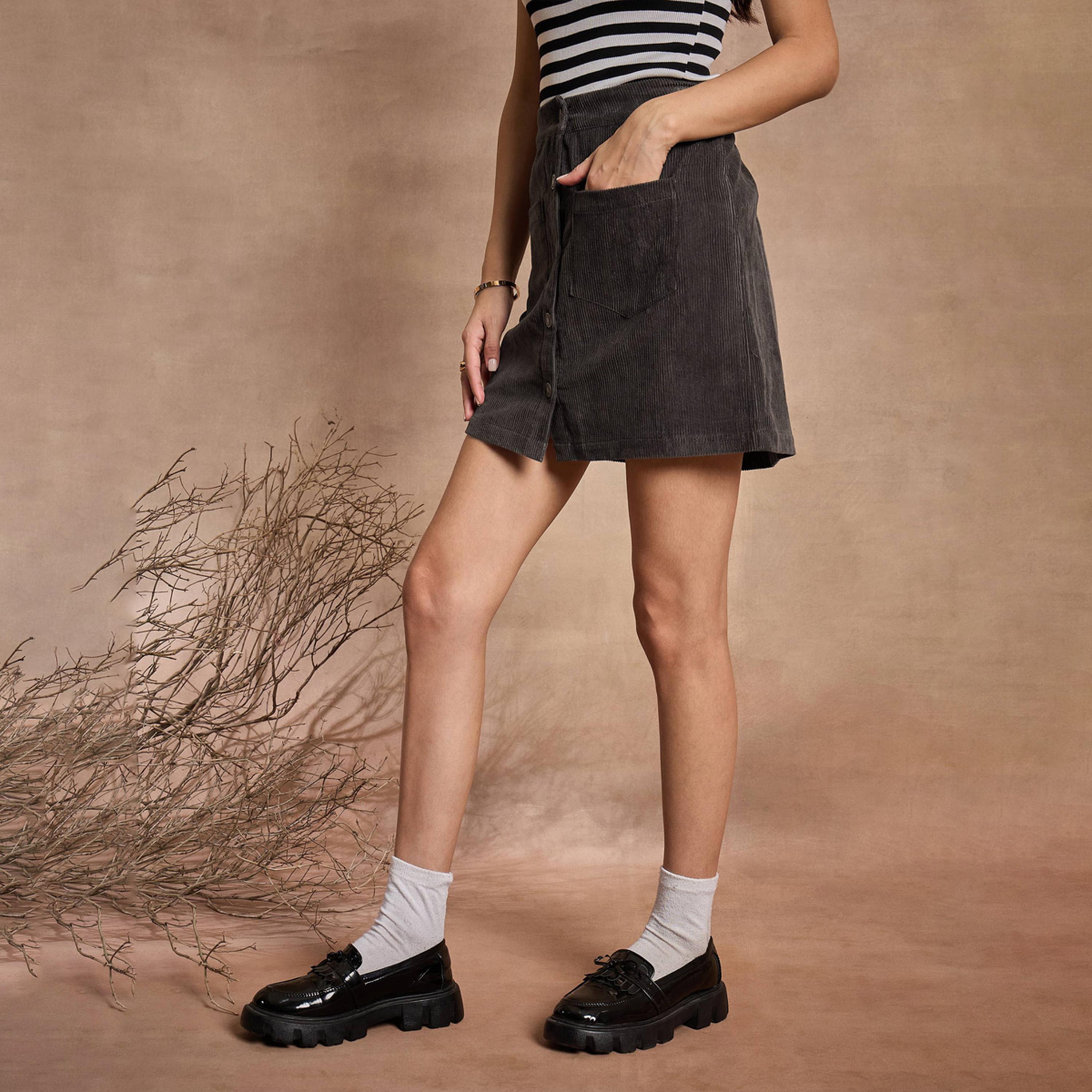 ساسافراس × ستايلي - تنورة قصيرة من قماش كوردروي بأزرار أمامية - رمادي داكن-women-clothing-bottoms-skirts-image-3
