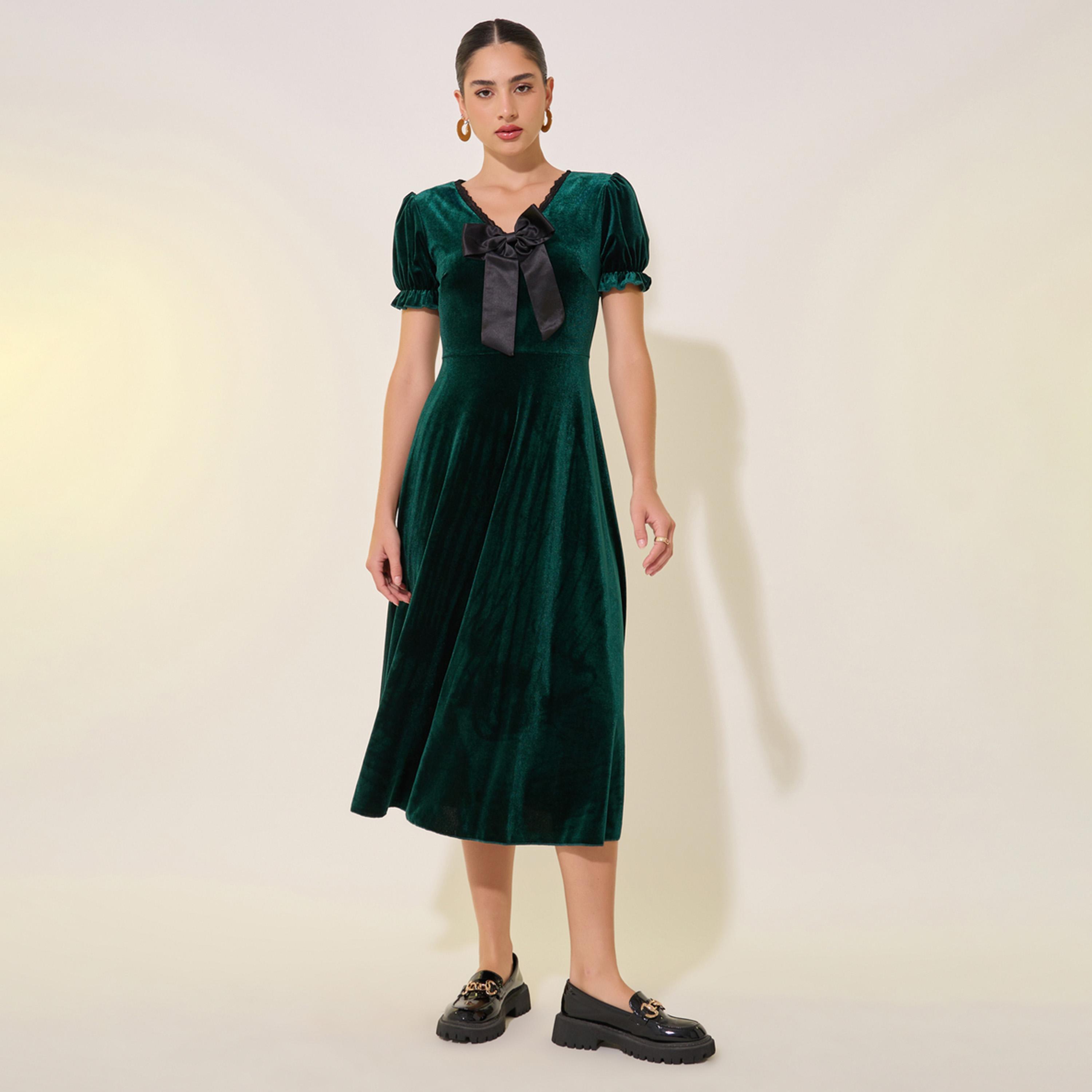 ستايلي - فستان سادة متوسط الطول بمظهر مخملي ورقبة على شكل V وفيونكة-women-clothing-dresses-image-2
