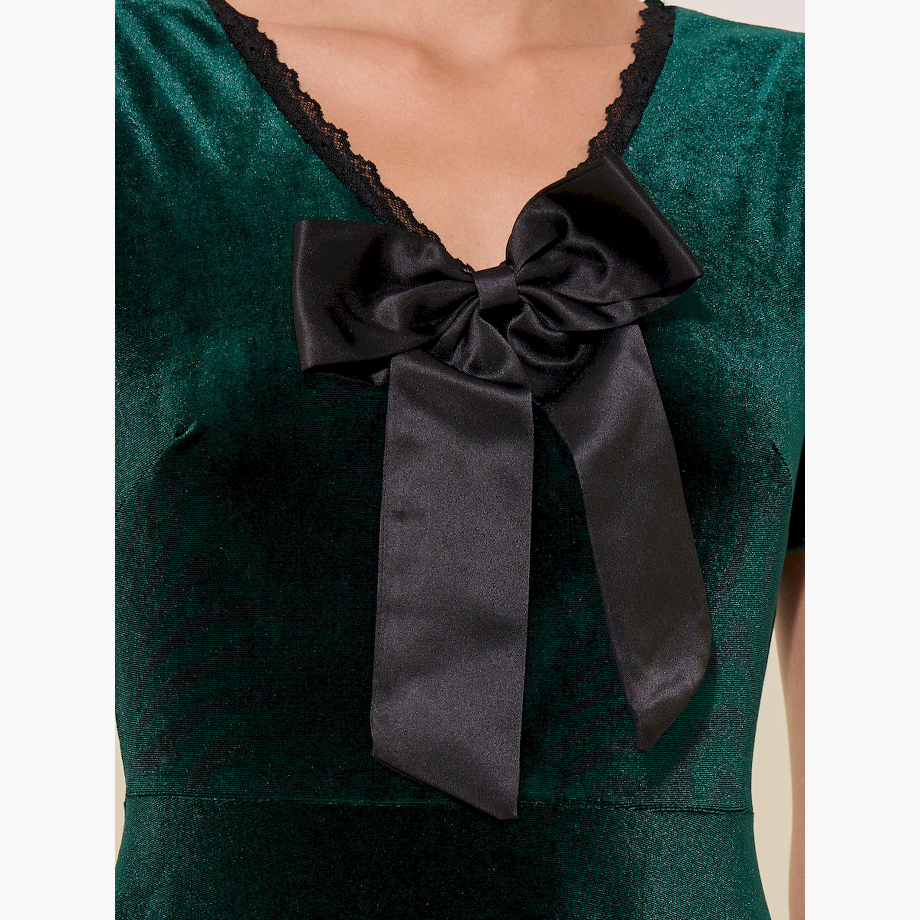 ستايلي - فستان سادة متوسط الطول بمظهر مخملي ورقبة على شكل V وفيونكة-women-clothing-dresses-image-4