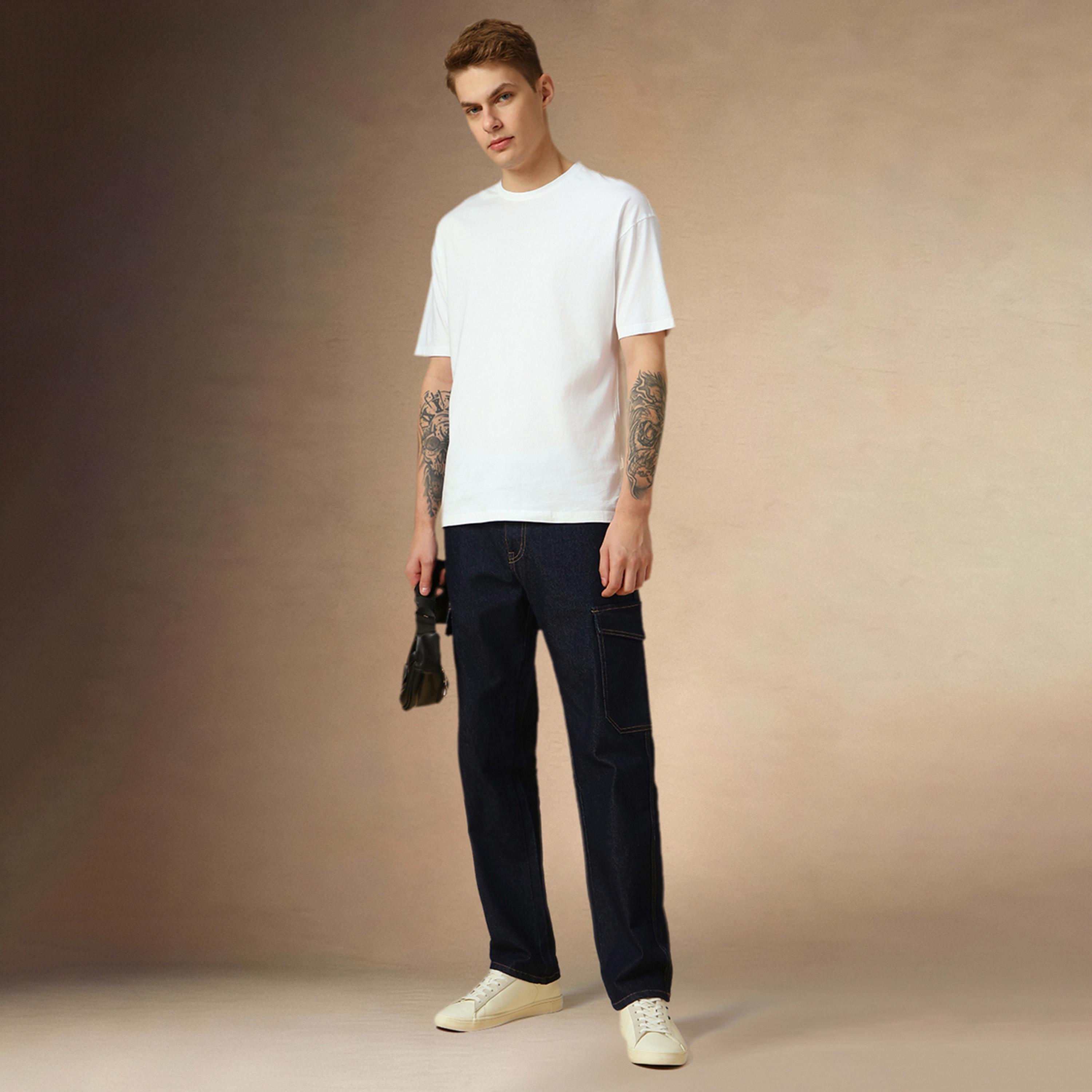 دينيس لينغو × ستايلي - بنطال جينز بخصر متوسط الارتفاع بقصّة مريحة مع جيوب جانبية-men-clothing-bottoms-jeans-image-5