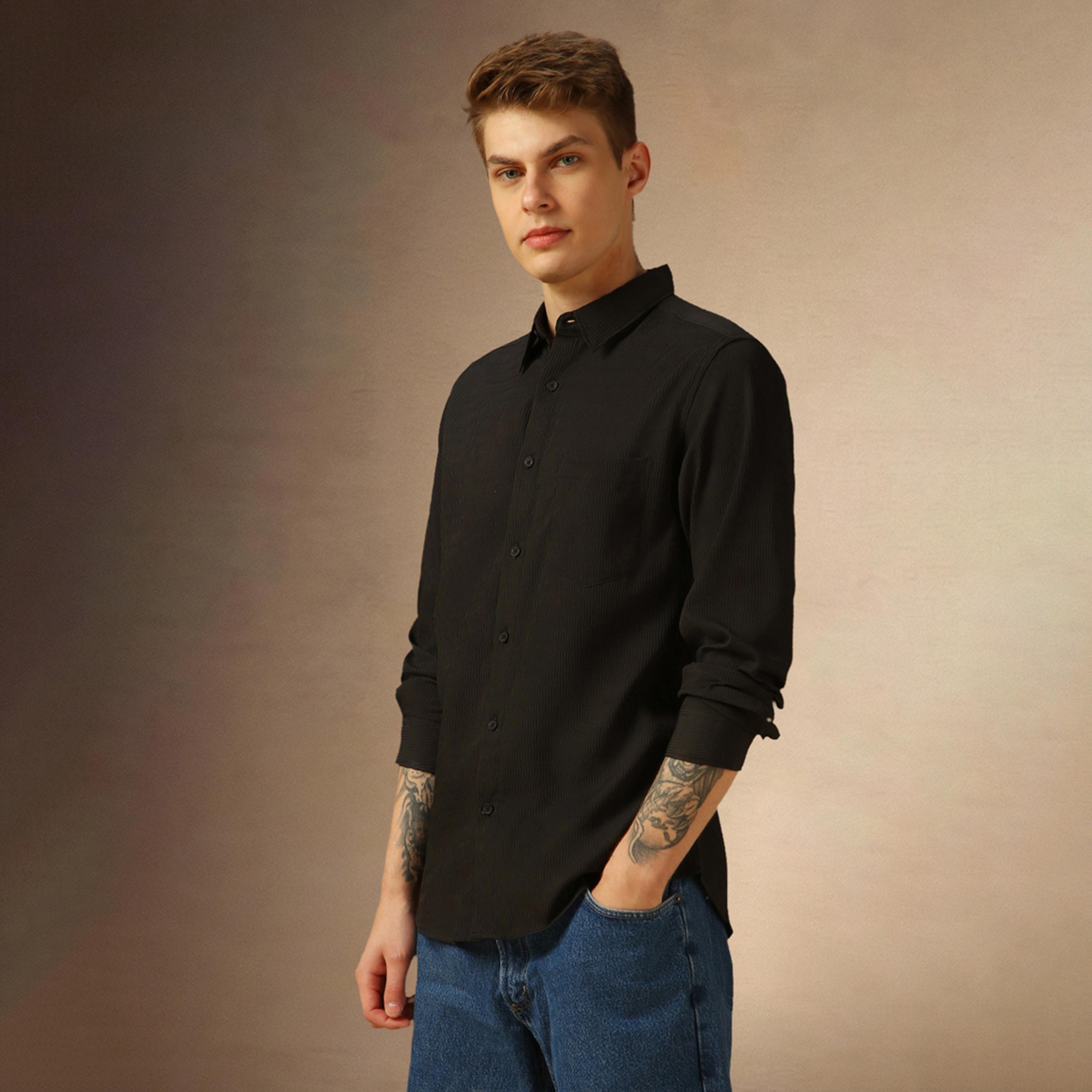 دينيس لينغو × ستايلي - قميص سادة بقصّة عادية وياقة واسعة-men-clothing-shirts-image-5