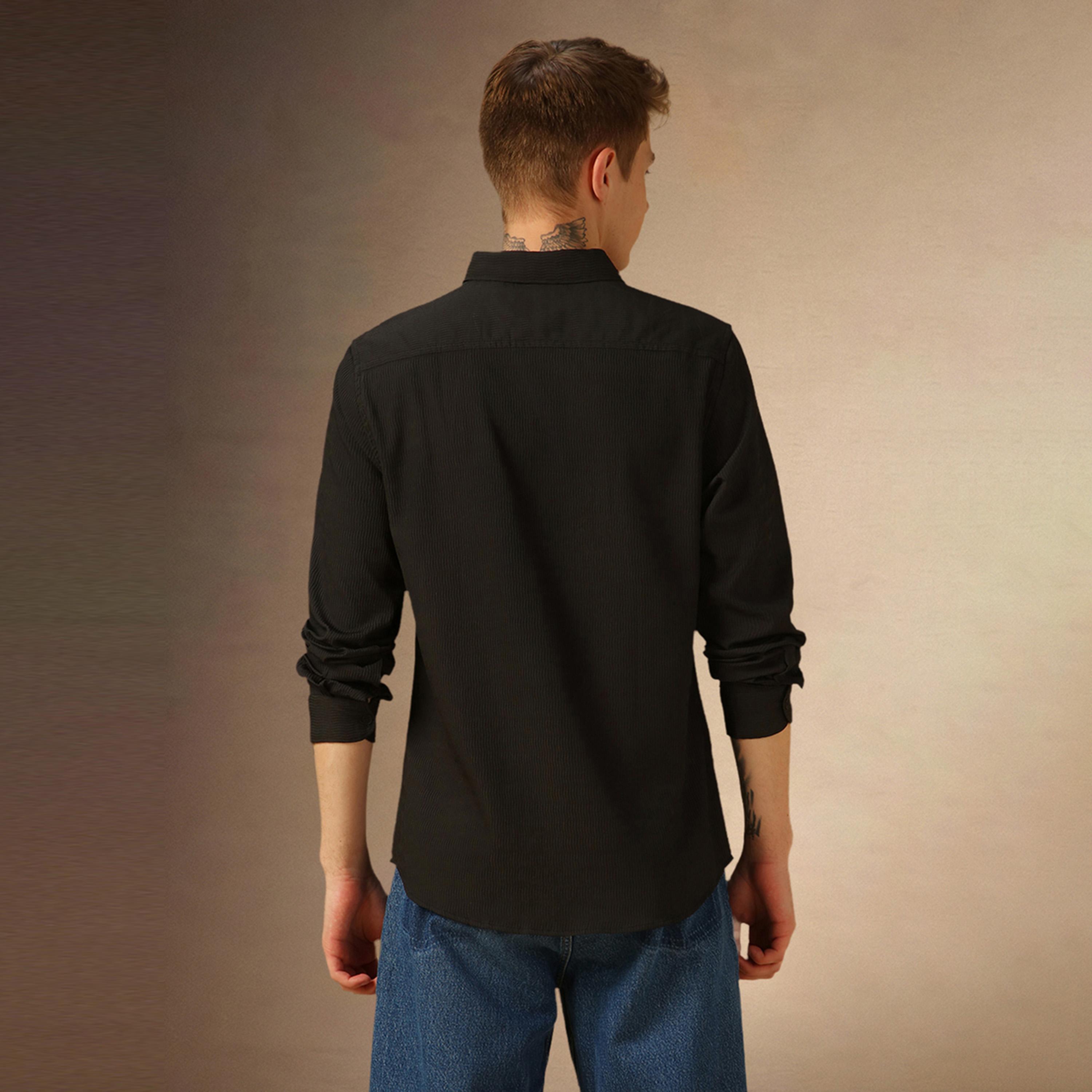 دينيس لينغو × ستايلي - قميص سادة بقصّة عادية وياقة واسعة-men-clothing-shirts-image-4