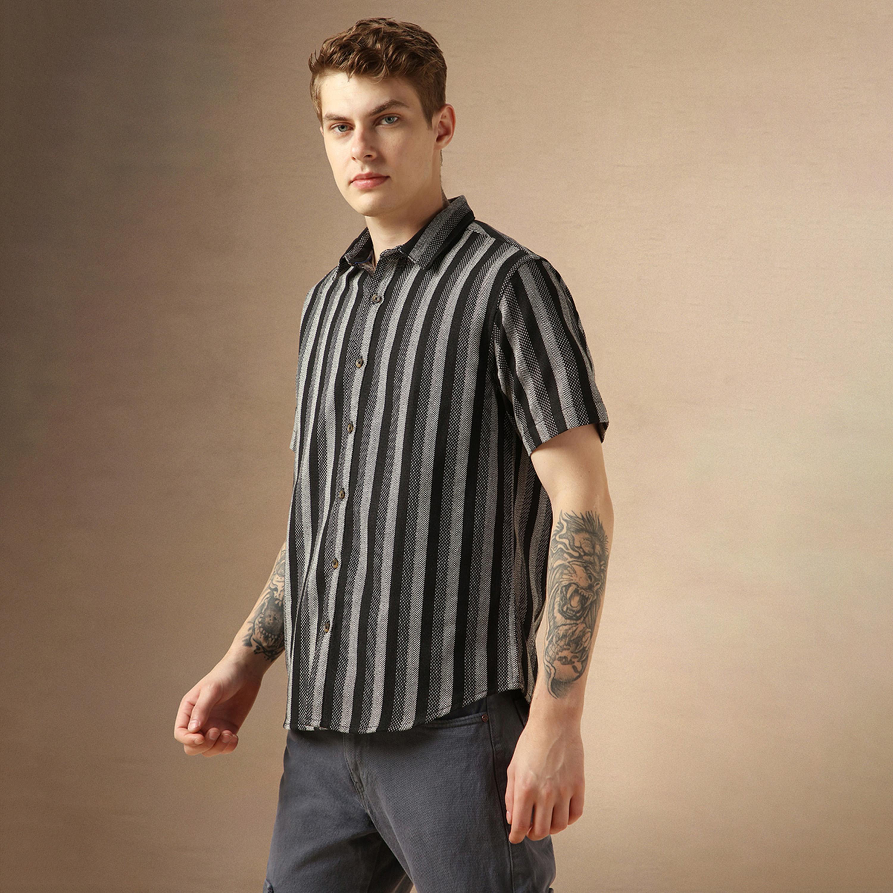 دينيس لينغو × ستايلي - قميص مخطط بقصّة مريحة وياقة واسعة-men-clothing-shirts-image-2