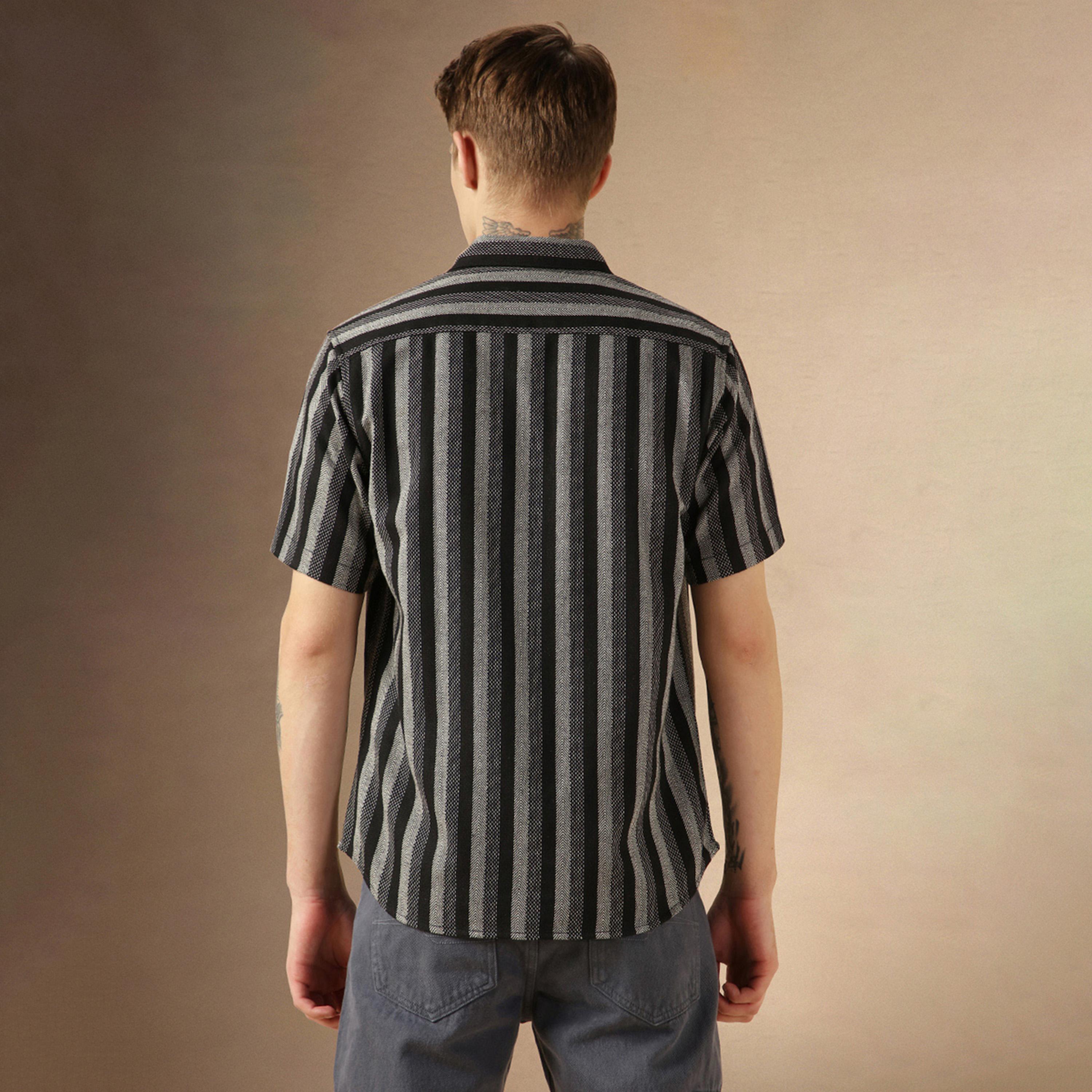 دينيس لينغو × ستايلي - قميص مخطط بقصّة مريحة وياقة واسعة-men-clothing-shirts-image-3