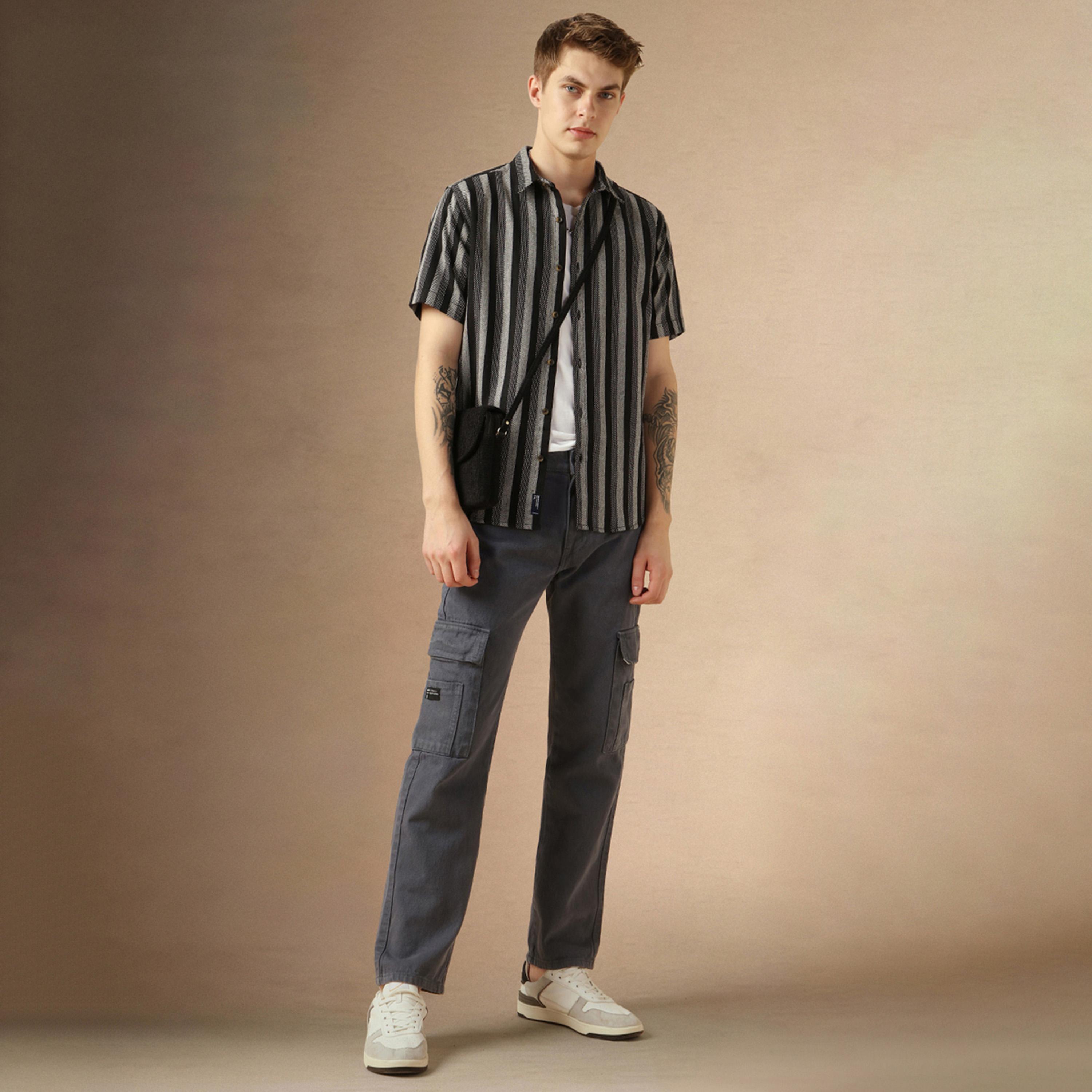 دينيس لينغو × ستايلي - قميص مخطط بقصّة مريحة وياقة واسعة-men-clothing-shirts-image-5