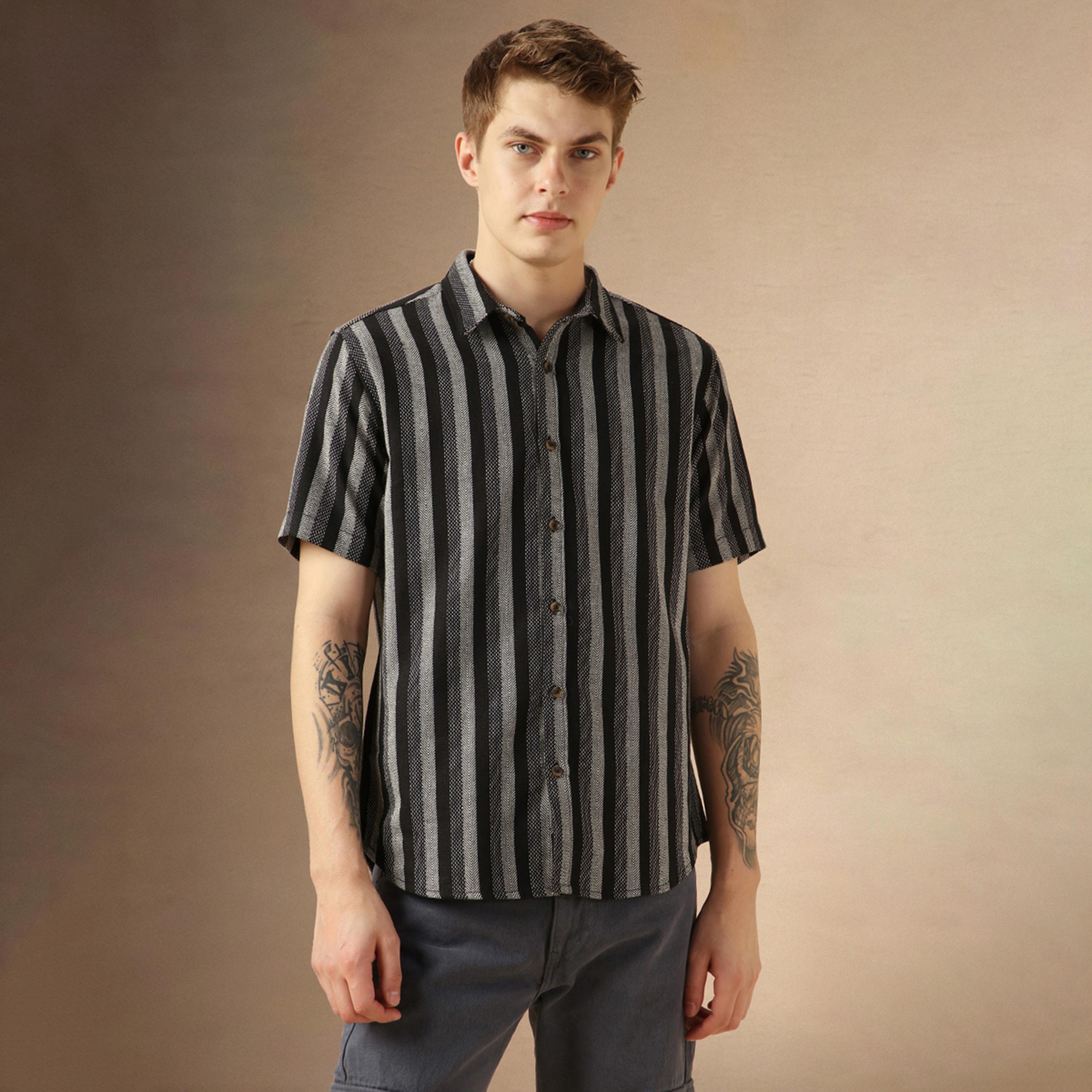 دينيس لينغو × ستايلي - قميص مخطط بقصّة مريحة وياقة واسعة-men-clothing-shirts-image-6