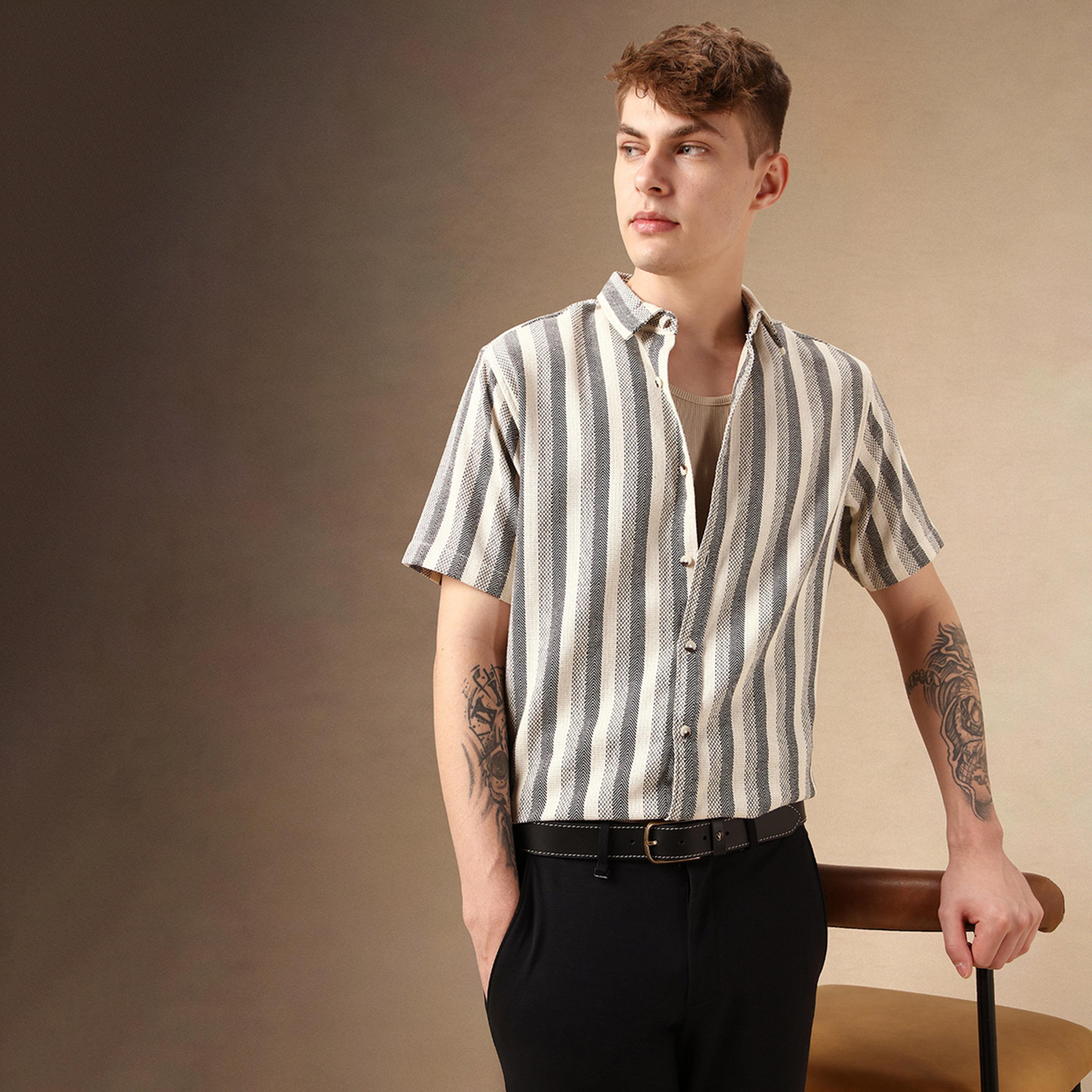 دينيس لينغو × ستايلي - قميص مخطط بقصّة مريحة وياقة واسعة-men-clothing-shirts-image-1