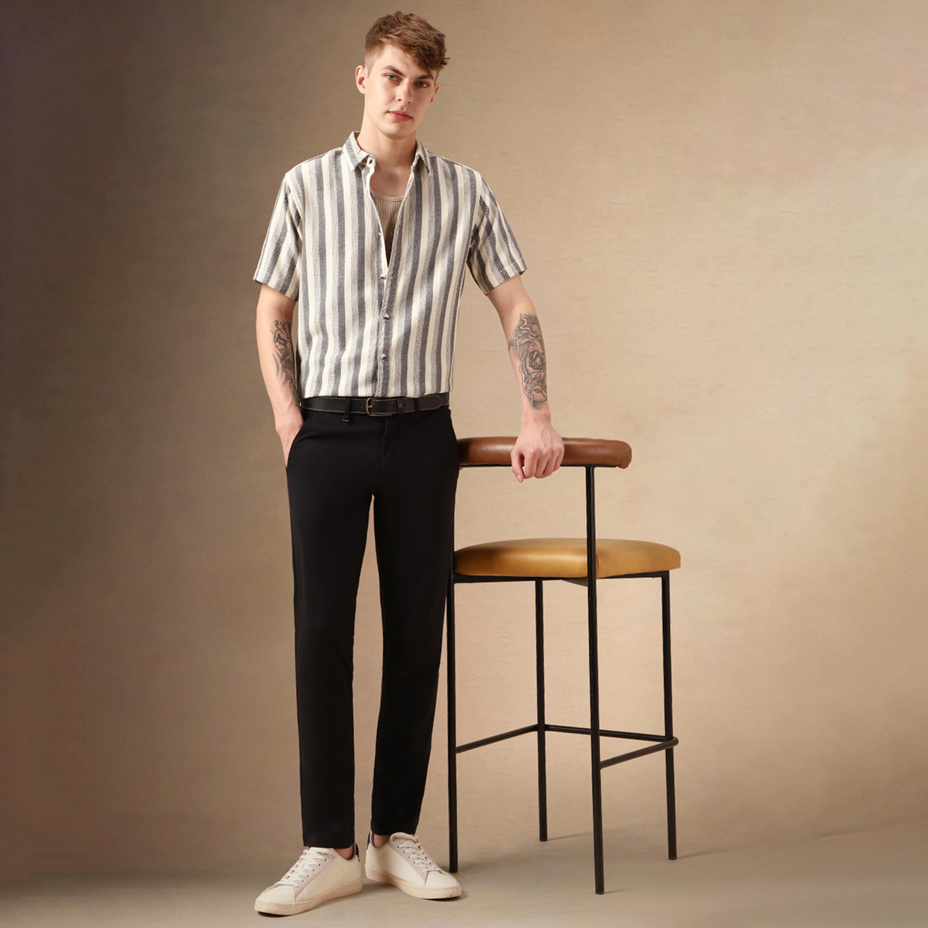 دينيس لينغو × ستايلي - قميص مخطط بقصّة مريحة وياقة واسعة-men-clothing-shirts-image-5