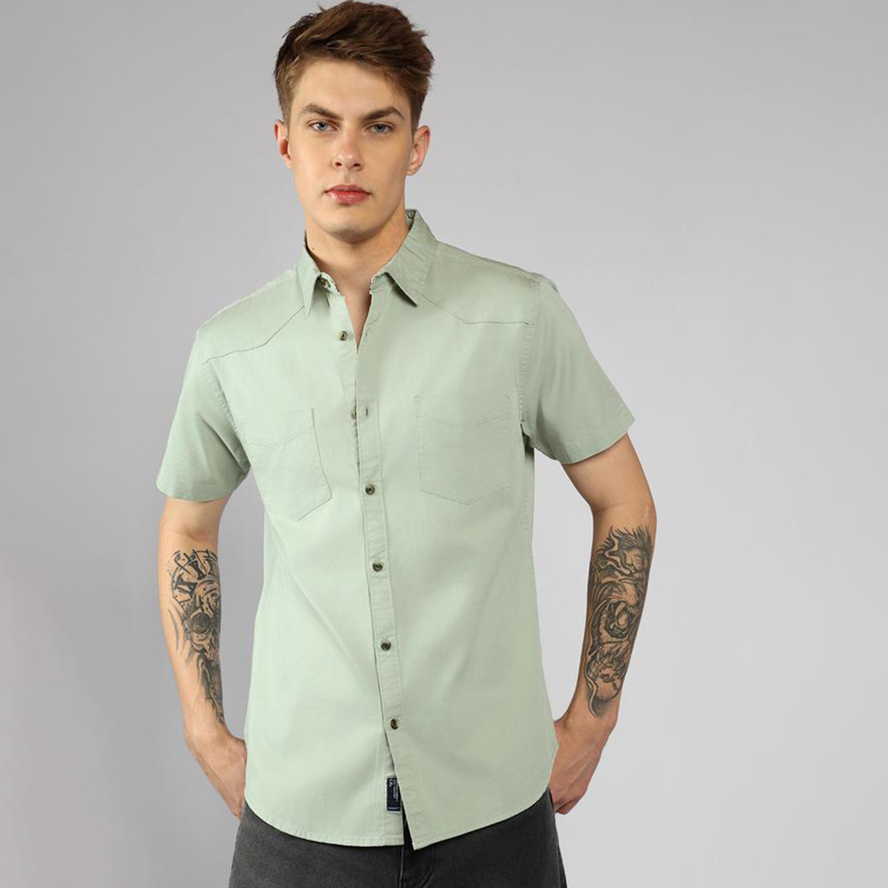 دينيس لينغو × ستايلي - قميص سادة بقصّة عادية وياقة واسعة-men-clothing-shirts-image-1