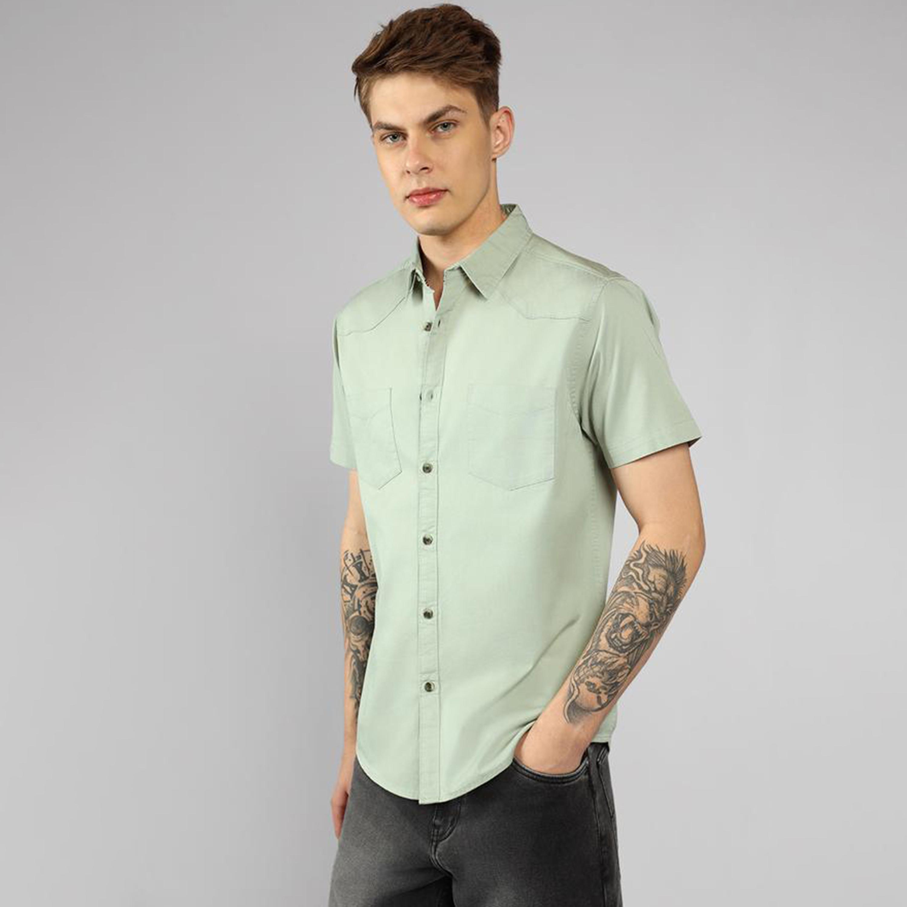 دينيس لينغو × ستايلي - قميص سادة بقصّة عادية وياقة واسعة-men-clothing-shirts-image-2