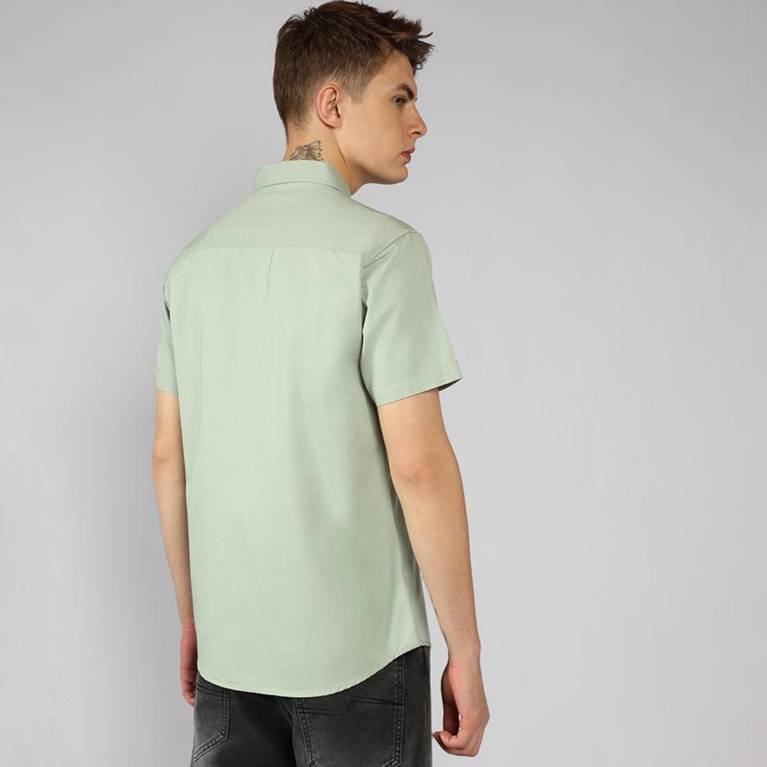 دينيس لينغو × ستايلي - قميص سادة بقصّة عادية وياقة واسعة-men-clothing-shirts-image-3
