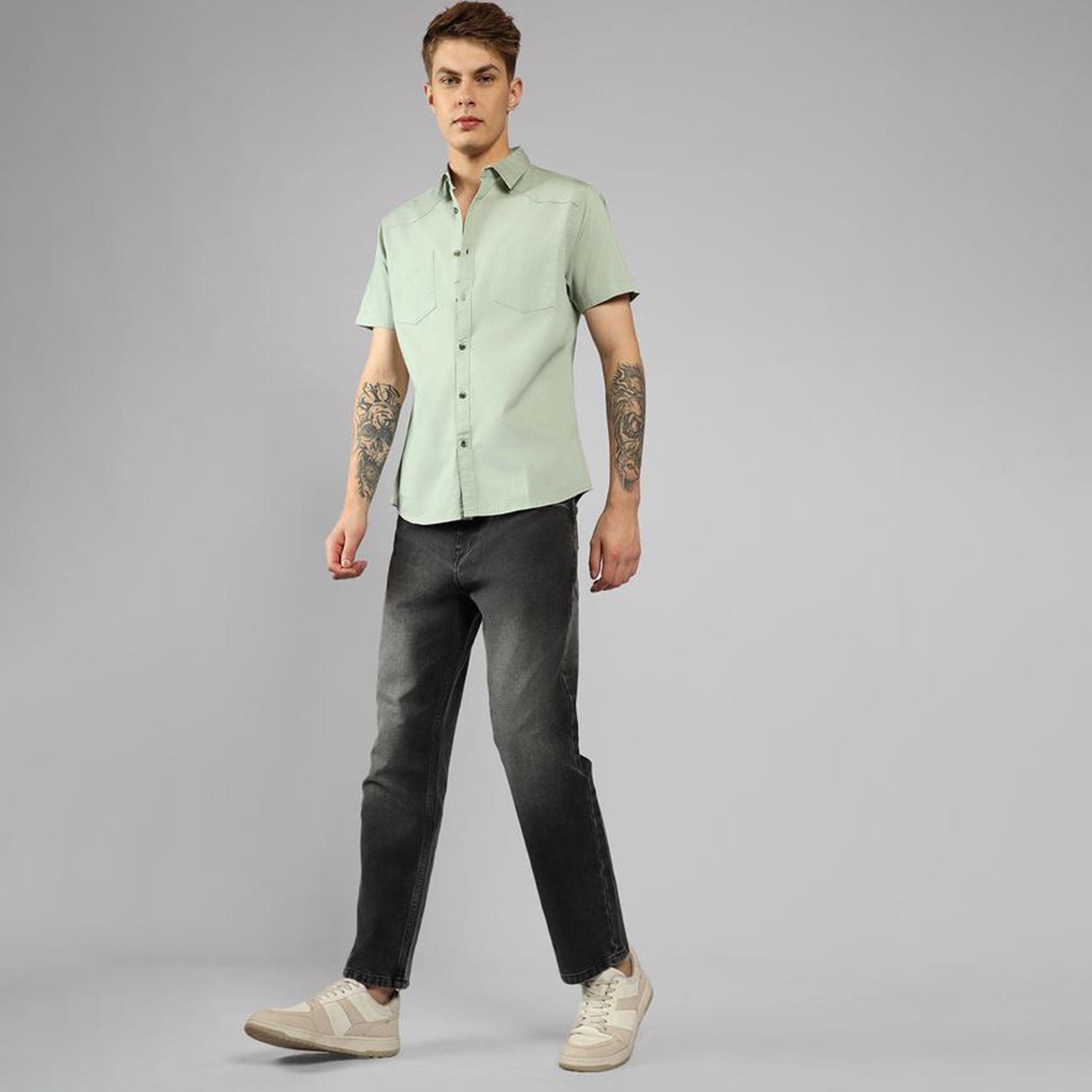 دينيس لينغو × ستايلي - قميص سادة بقصّة عادية وياقة واسعة-men-clothing-shirts-image-5