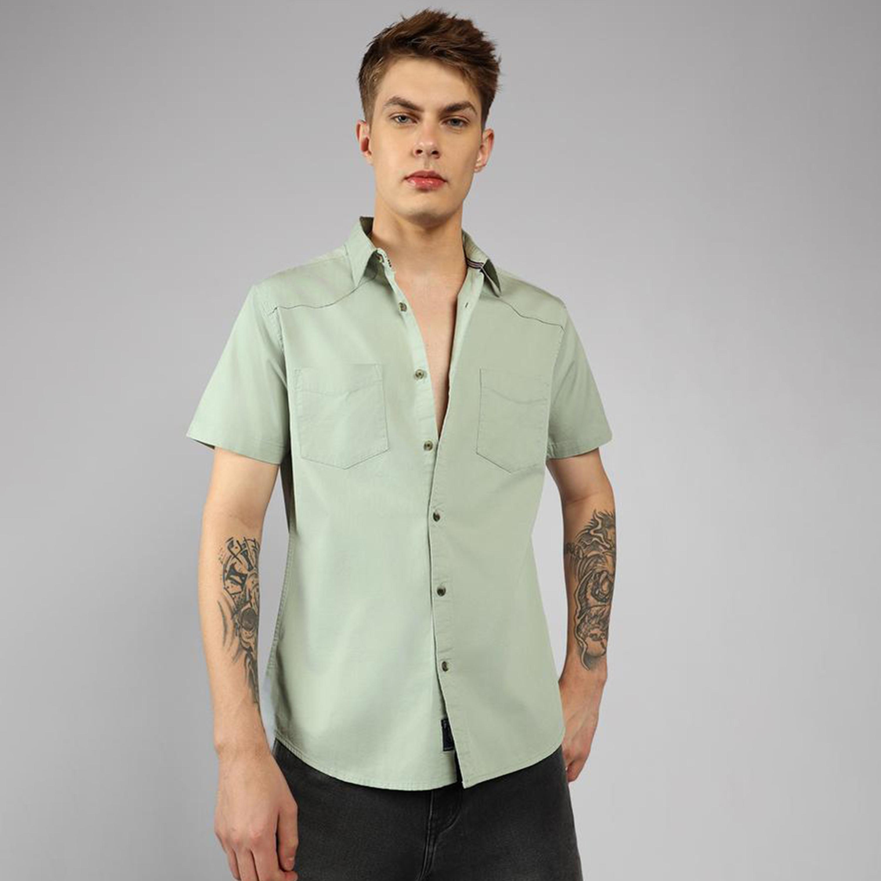 دينيس لينغو × ستايلي - قميص سادة بقصّة عادية وياقة واسعة-men-clothing-shirts-image-6