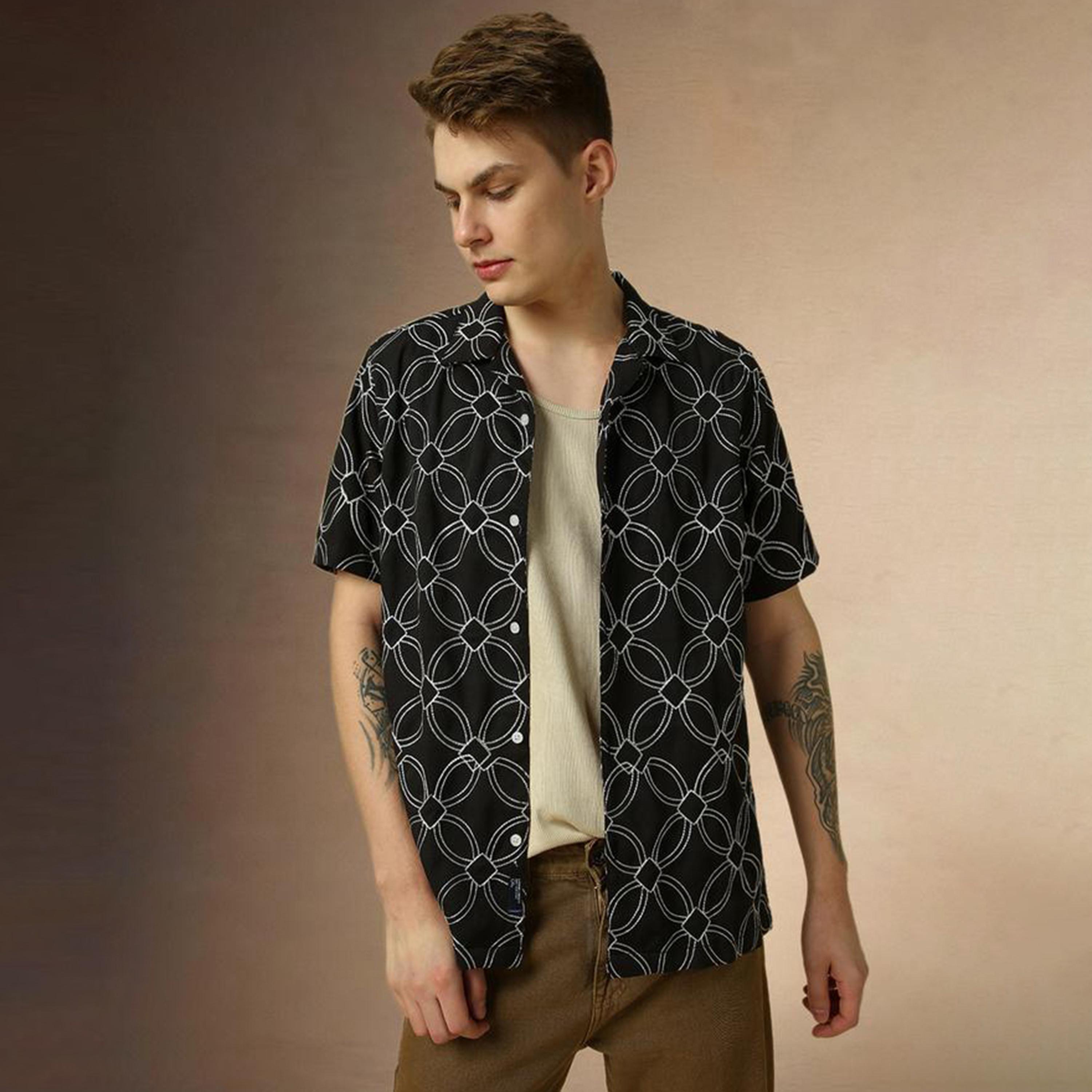 دينيس لينغو × ستايلي - قميص مطبوع بقصّة مريحة وياقة واسعة-men-clothing-shirts-image-1