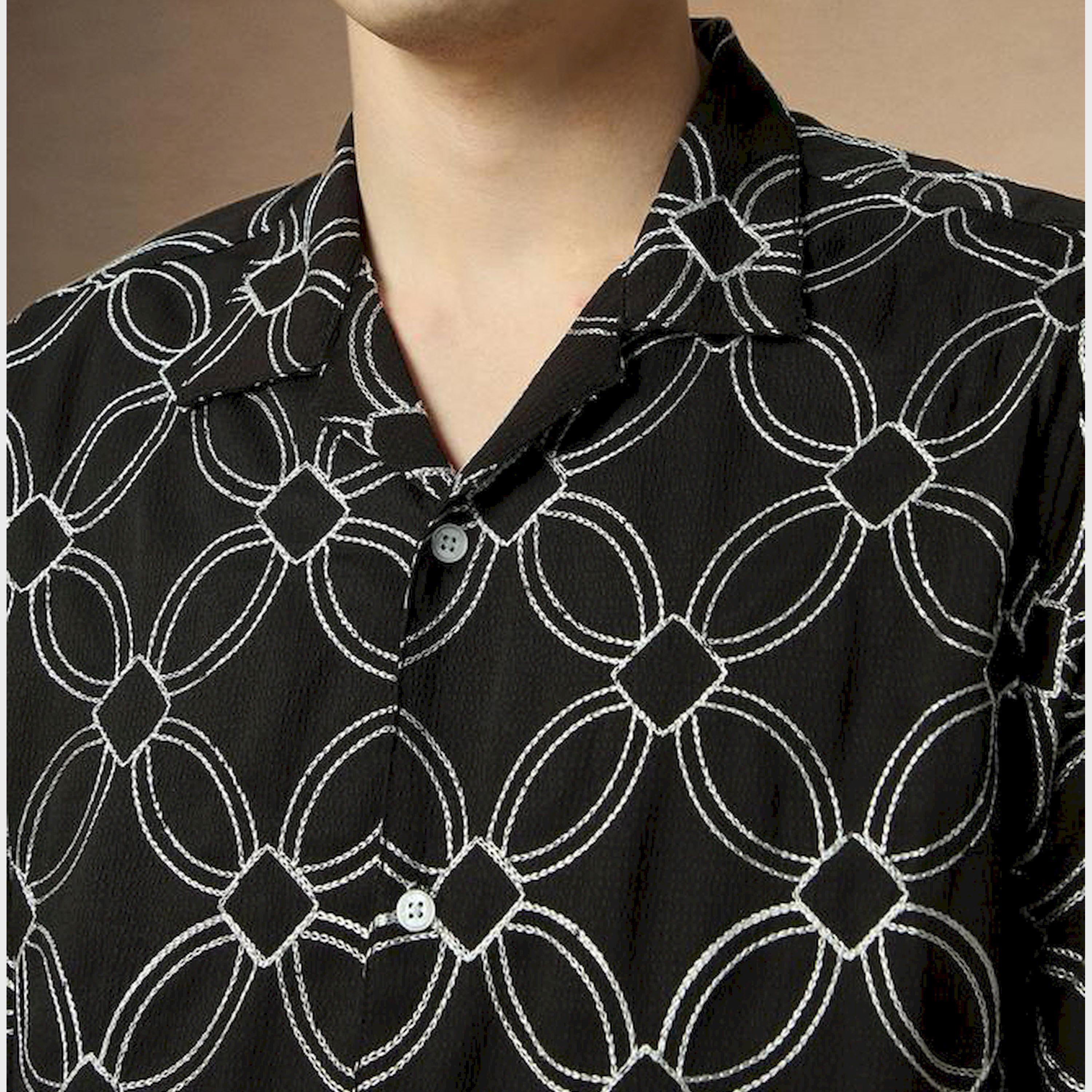 دينيس لينغو × ستايلي - قميص مطبوع بقصّة مريحة وياقة واسعة-men-clothing-shirts-image-4