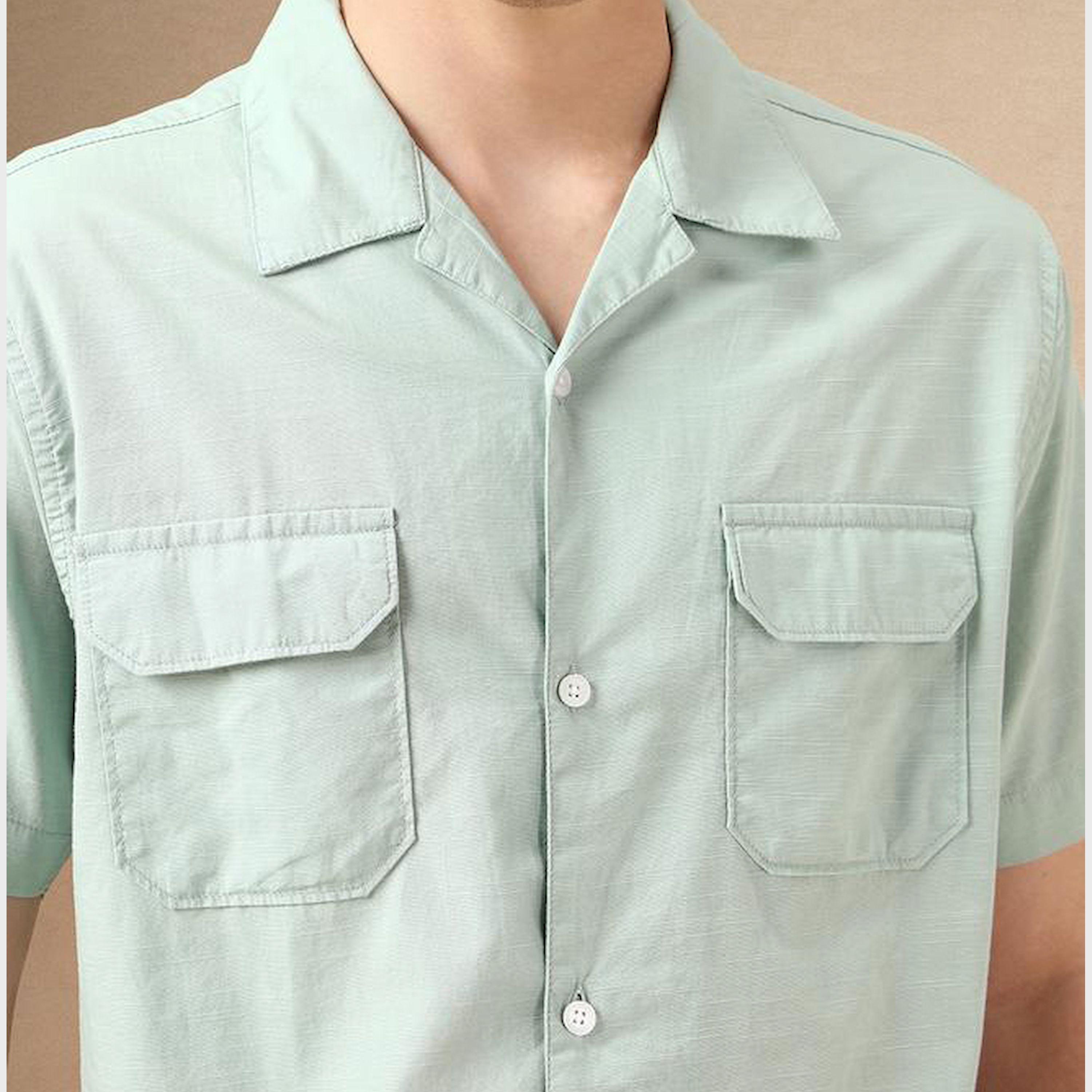 دينيس لينغو × ستايلي - قميص سادة بقصّة عادية وياقة واسعة مع جيوب-men-clothing-shirts-image-3