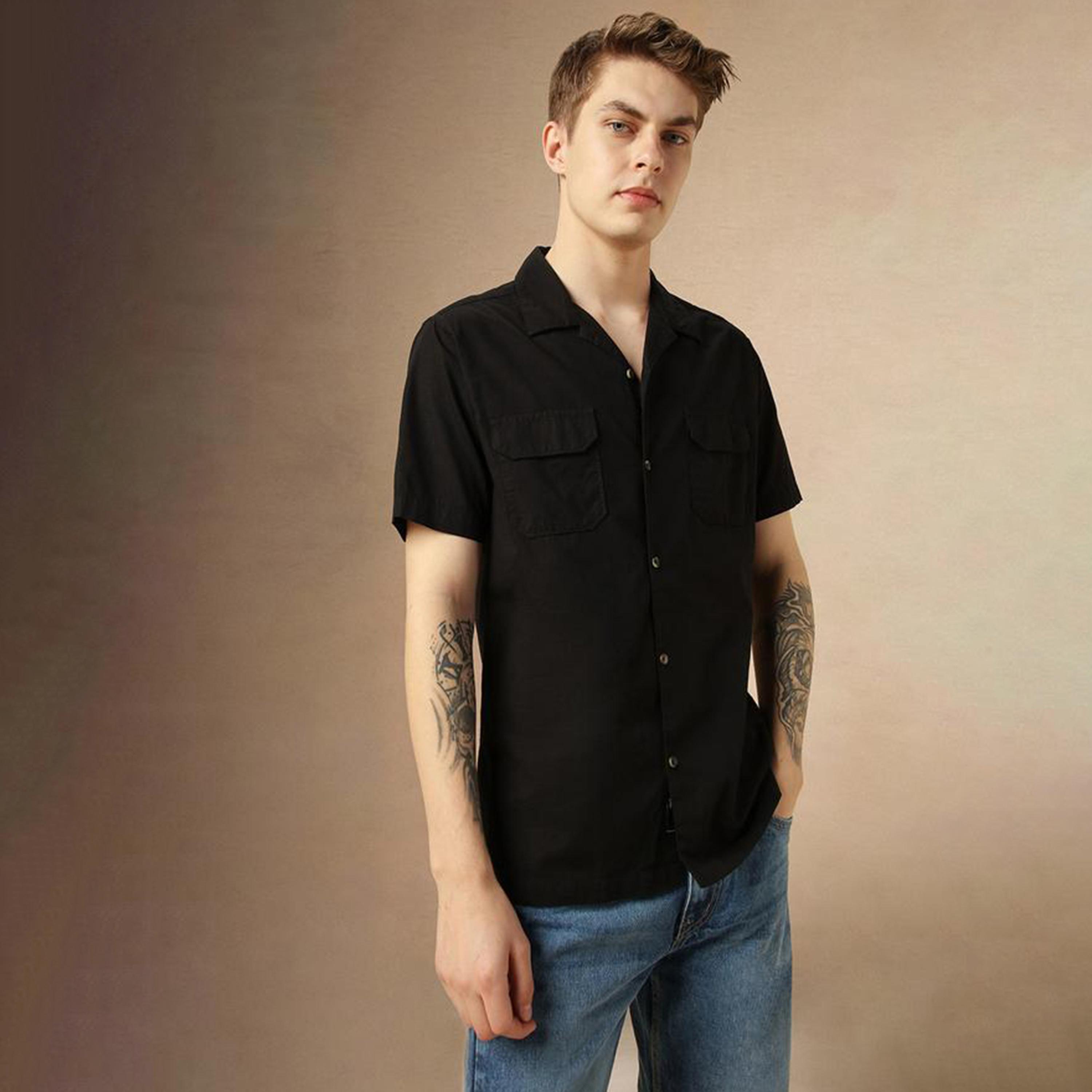 دينيس لينغو × ستايلي - قميص سادة بقصة مريحة بياقة واسعة مع جيب-men-clothing-shirts-image-1