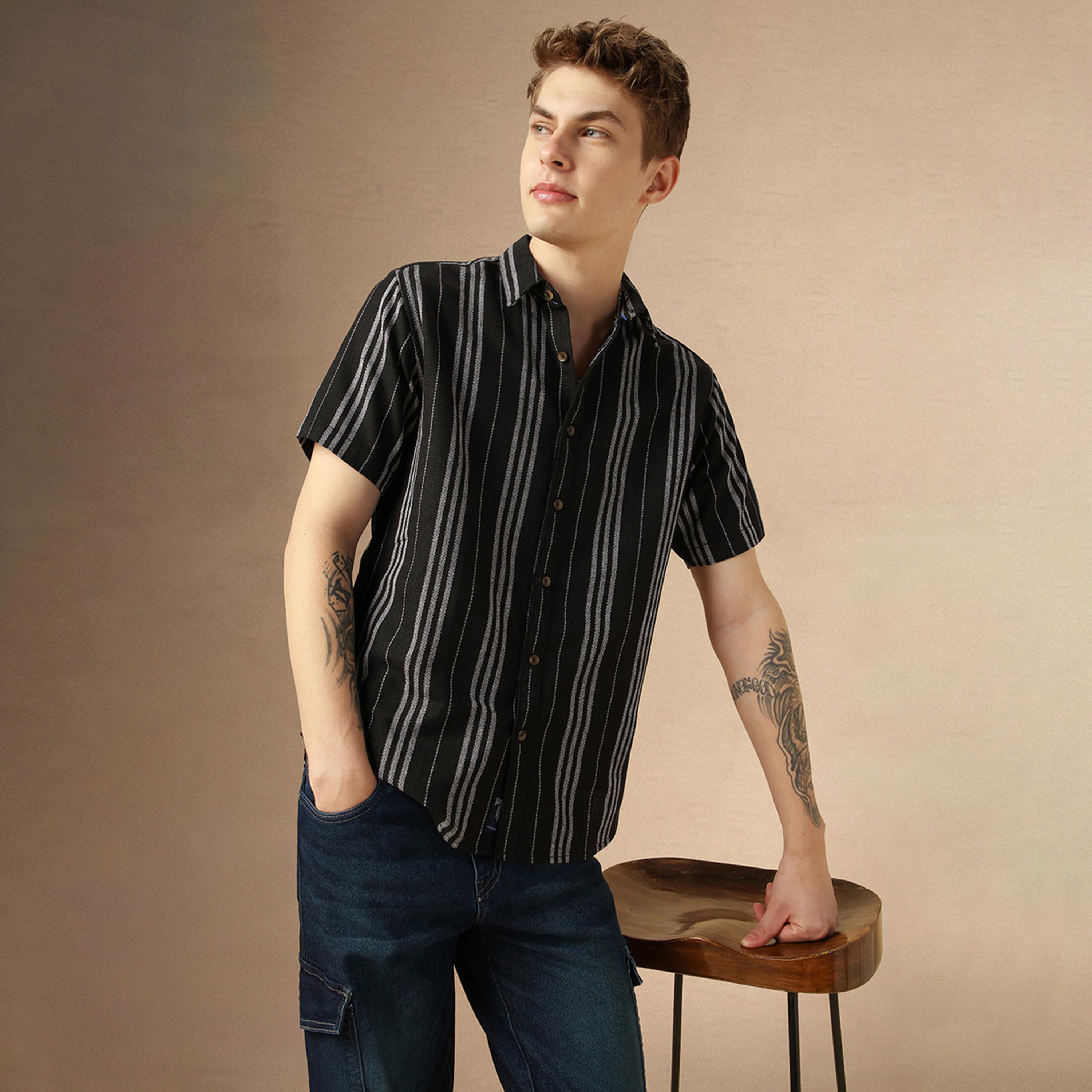 دينيس لينغو × ستايلي - قميص مخطط بقصّة مريحة وياقة واسعة-men-clothing-shirts-image-1