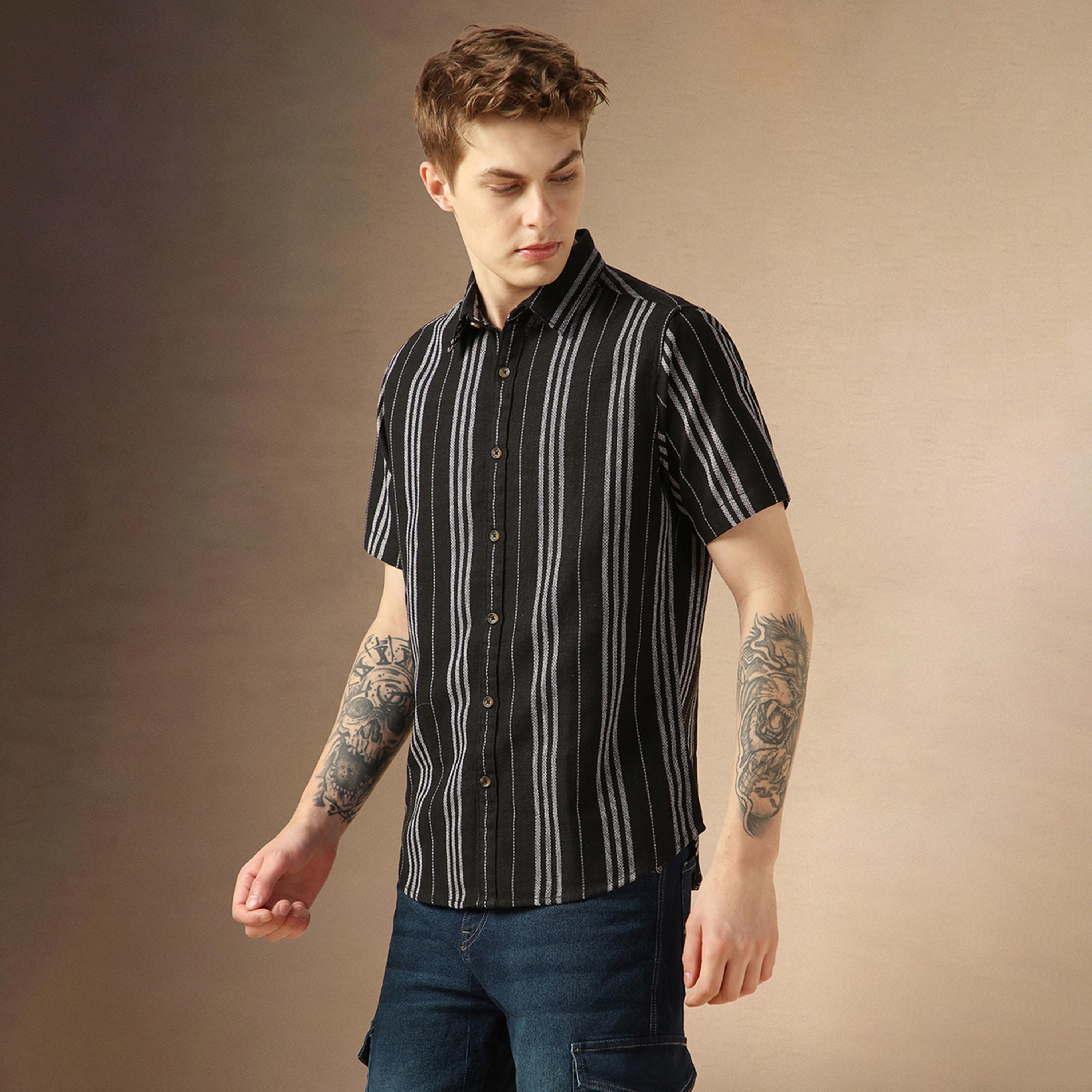 دينيس لينغو × ستايلي - قميص مخطط بقصّة مريحة وياقة واسعة-men-clothing-shirts-image-2