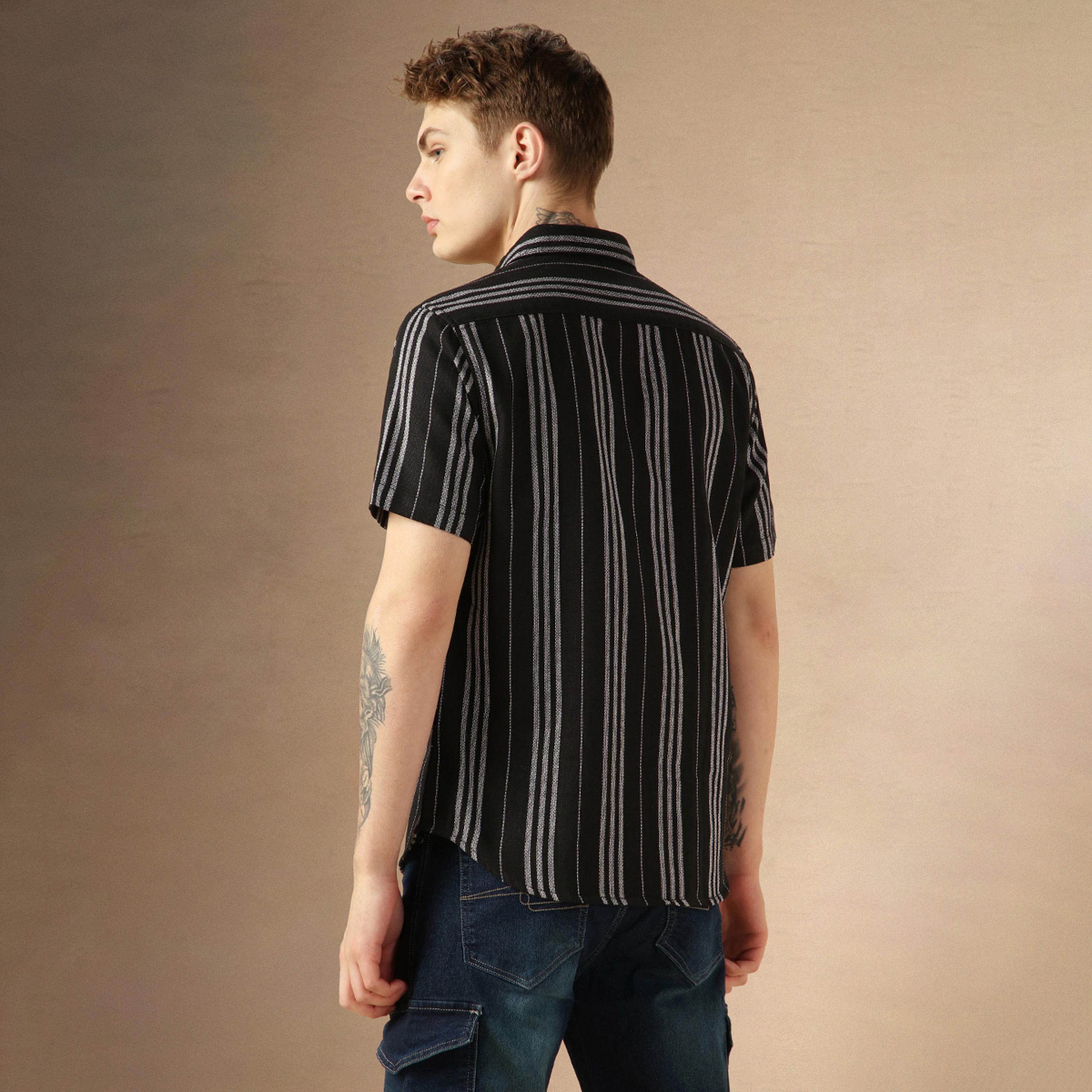 دينيس لينغو × ستايلي - قميص مخطط بقصّة مريحة وياقة واسعة-men-clothing-shirts-image-3