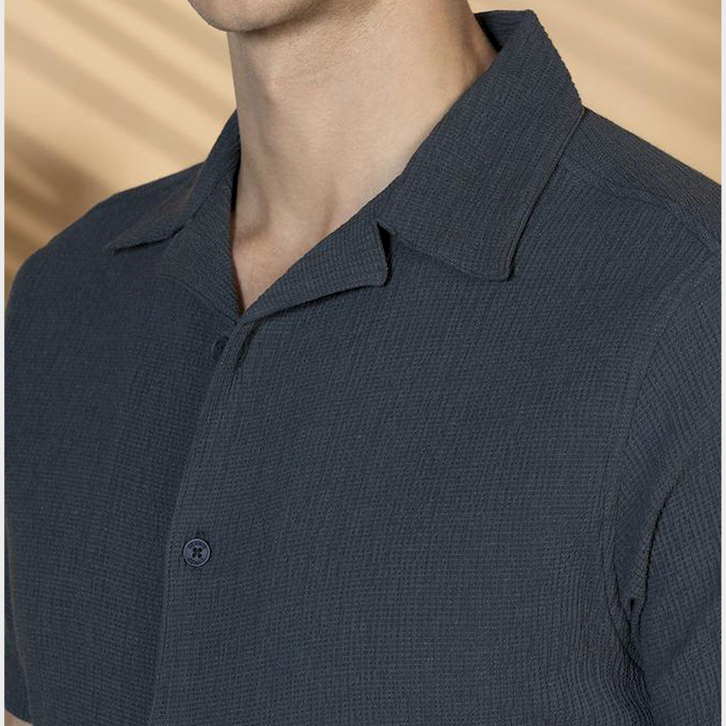 دينيس لينغو × ستايلي - قميص سادة بقصة مريحة بياقة واسعة-men-clothing-shirts-image-4