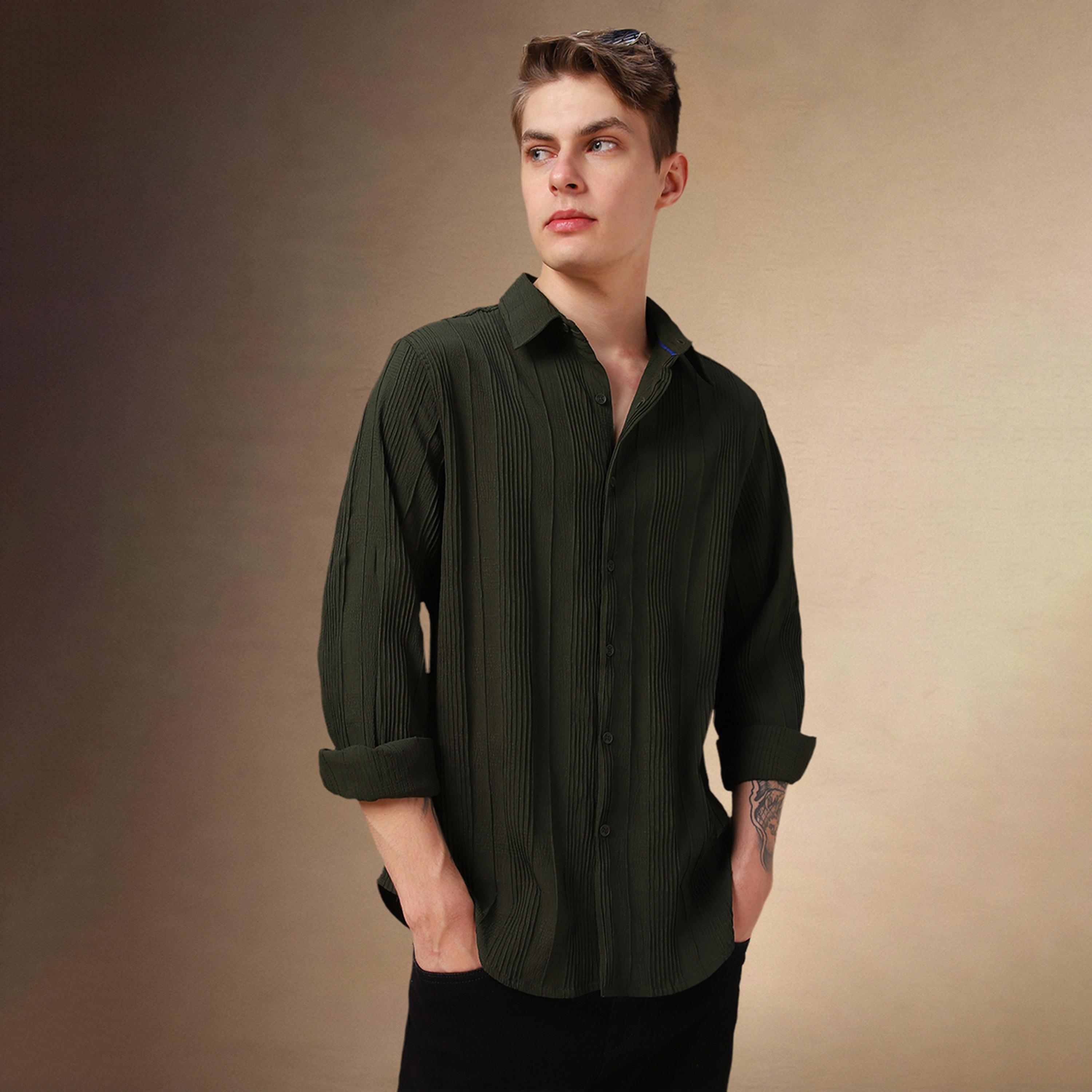 دينيس لينغو × ستايلي - قميص بقصّة عادية وياقة منسدلة ومزخرف بتفاصيل ثنيات-men-clothing-shirts-image-1