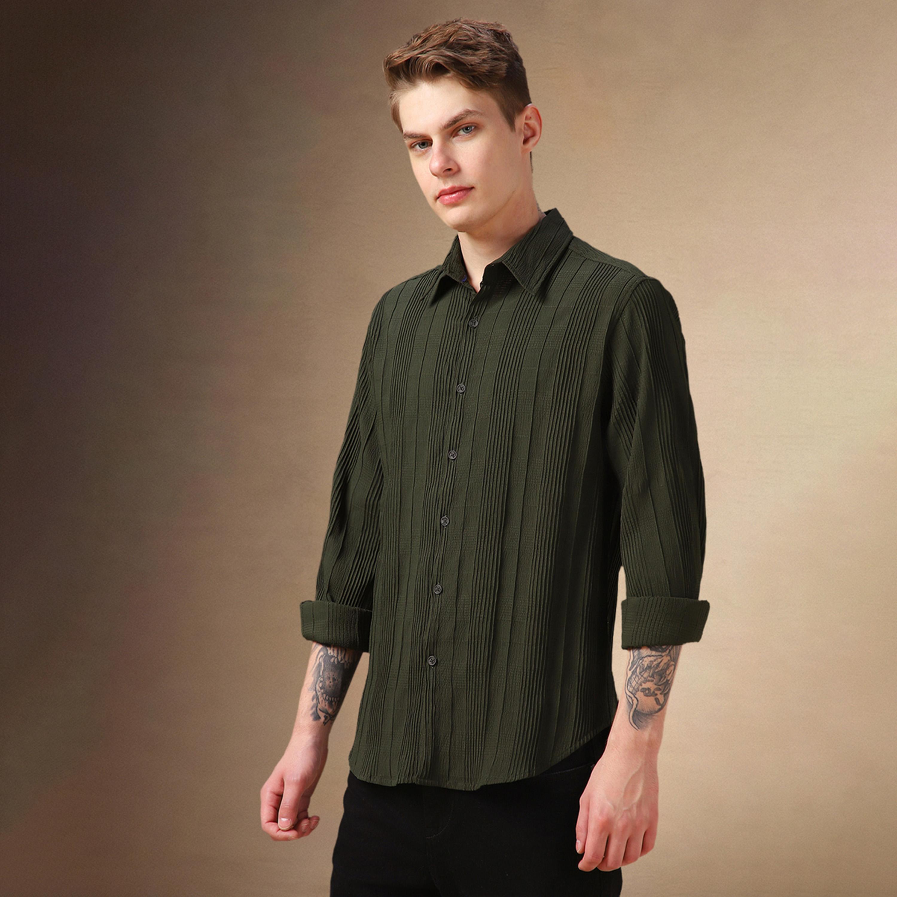 دينيس لينغو × ستايلي - قميص بقصّة عادية وياقة منسدلة ومزخرف بتفاصيل ثنيات-men-clothing-shirts-image-2