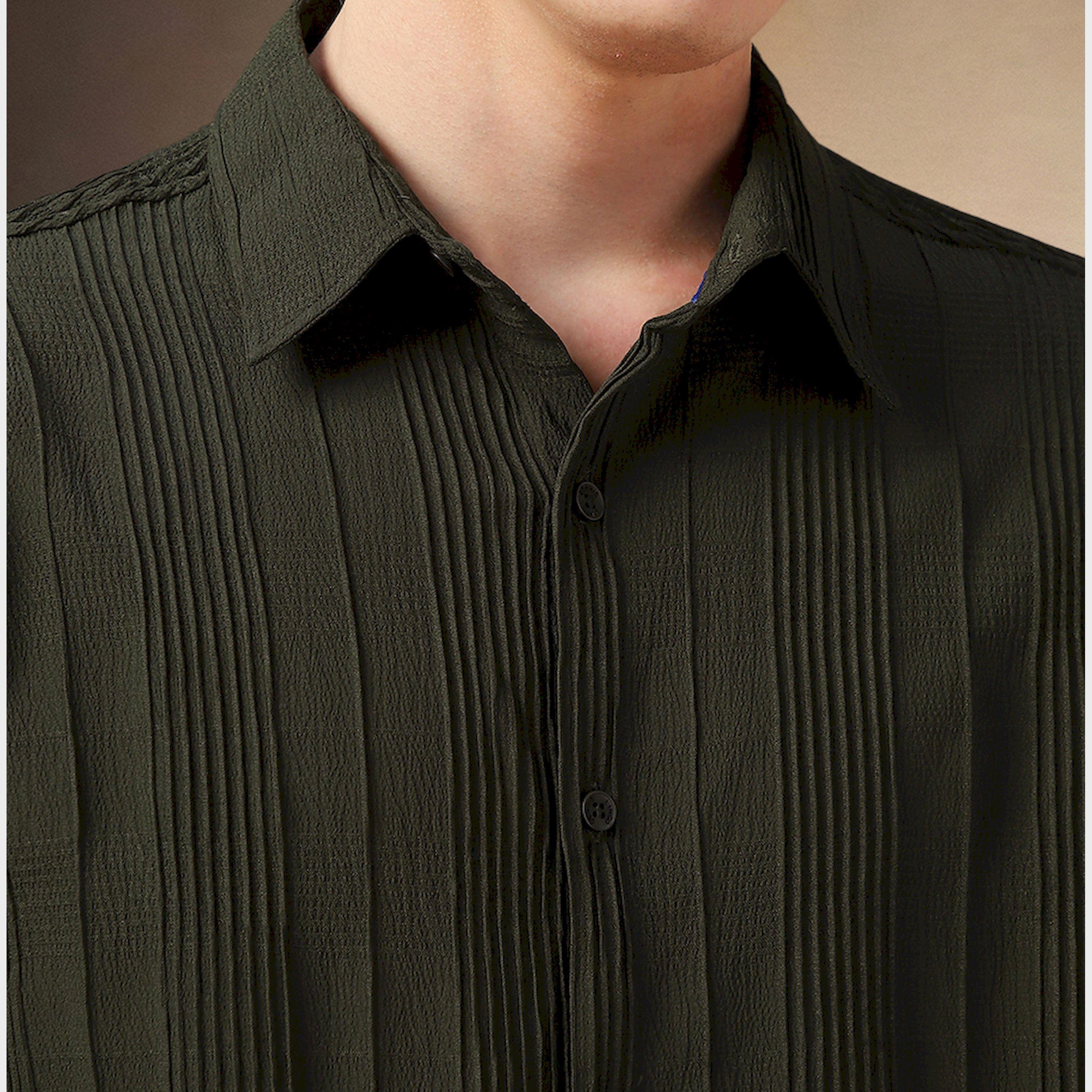 دينيس لينغو × ستايلي - قميص بقصّة عادية وياقة منسدلة ومزخرف بتفاصيل ثنيات-men-clothing-shirts-image-4