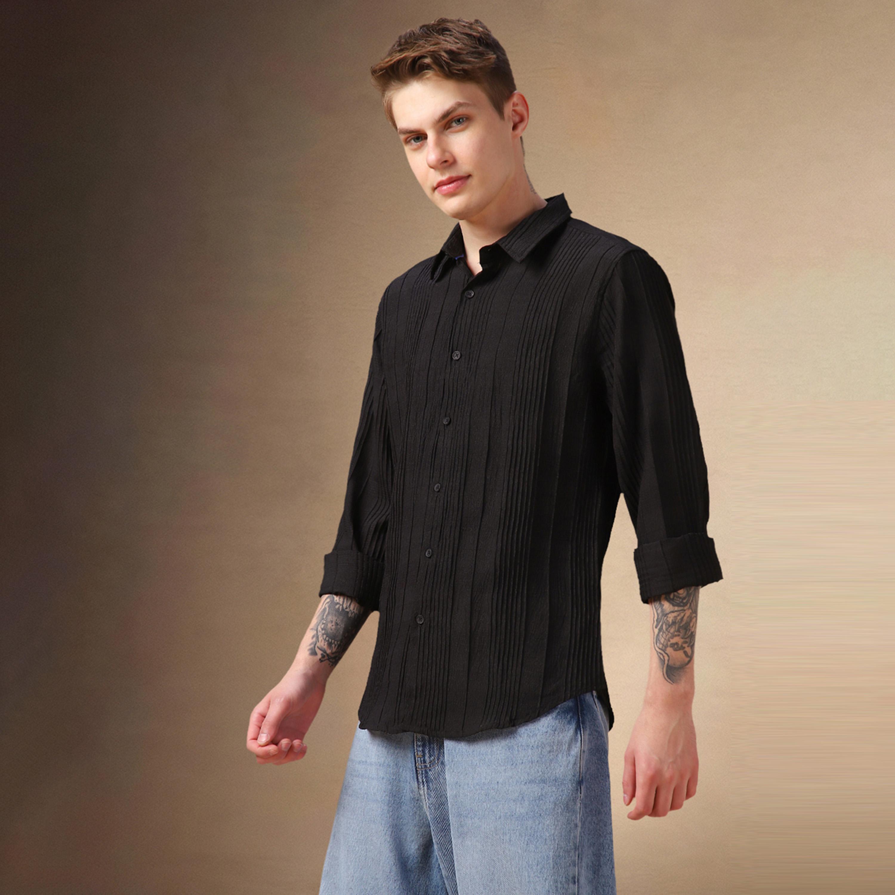 دينيس لينغو × ستايلي - قميص بقصّة عادية وياقة منسدلة ومزخرف بتفاصيل ثنيات-men-clothing-shirts-image-2